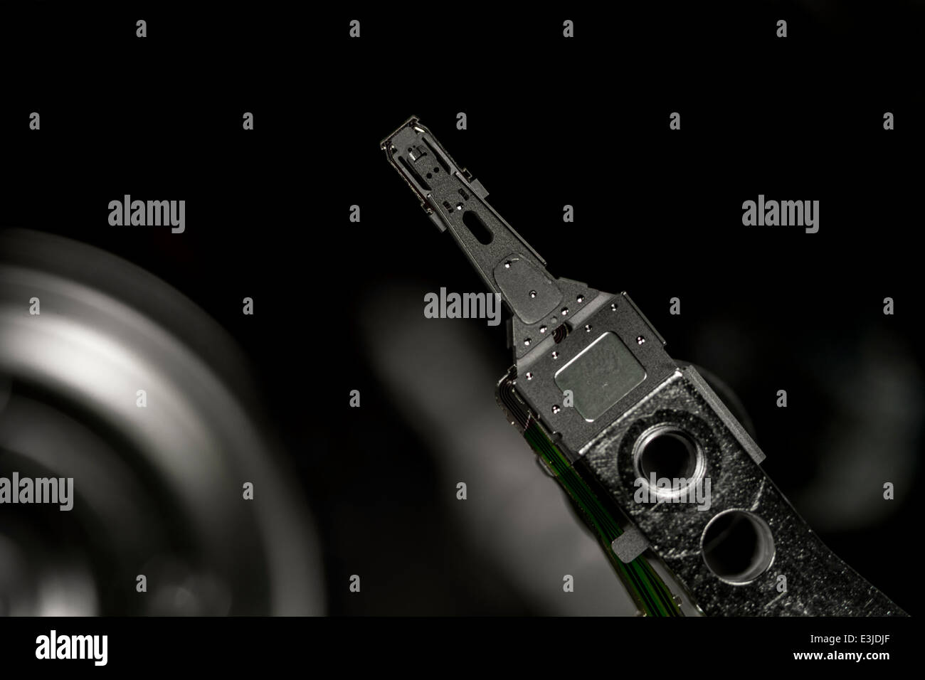 Makro - Foto von HDD-Schreib-Lese-Kopf sich in Platte hinter sich. Visuelle Metapher für das Konzept der Datensicherheit, File Storage. Die abstrakten Daten. Stockfoto