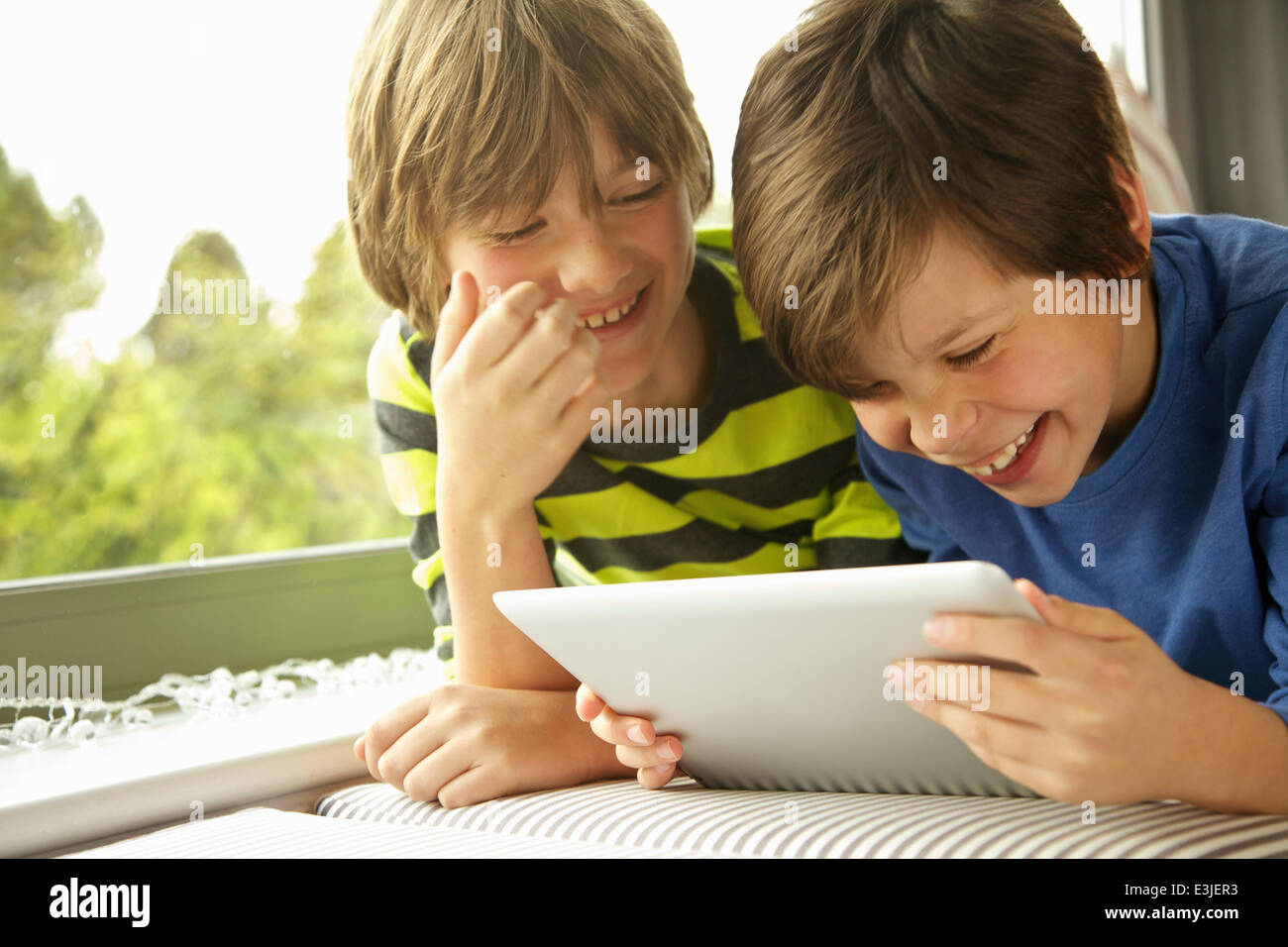 Jungen mit Digital-Tablette lächelnd Stockfoto