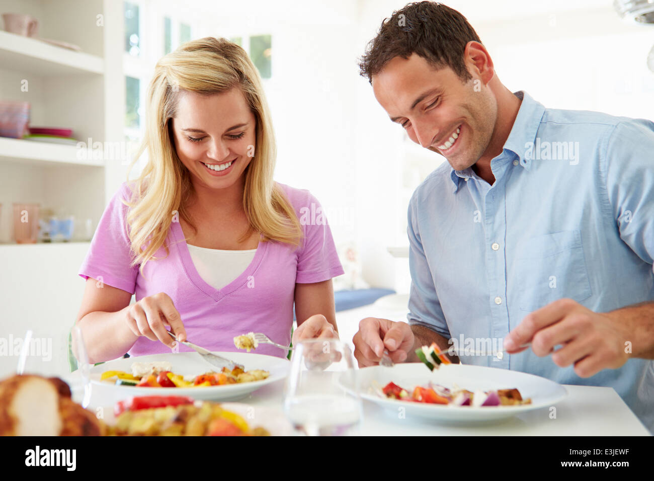 Paar Essen Mahlzeit zu Hause zusammen Stockfoto