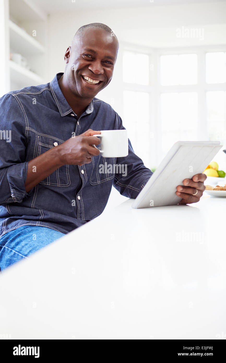 Afrikanische Amerikaner mit Digital-Tablette zu Hause Stockfoto