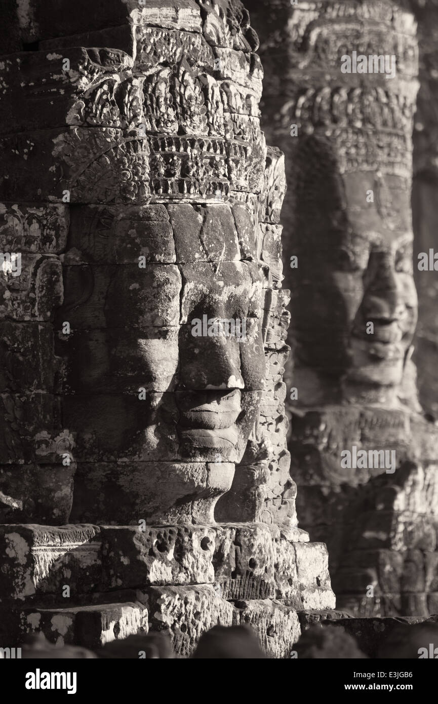 Lachende Gesichter der Tempel Bayon in der antiken Stadt in der Nähe von modernen Siem Reap Angkor Riese Stockfoto