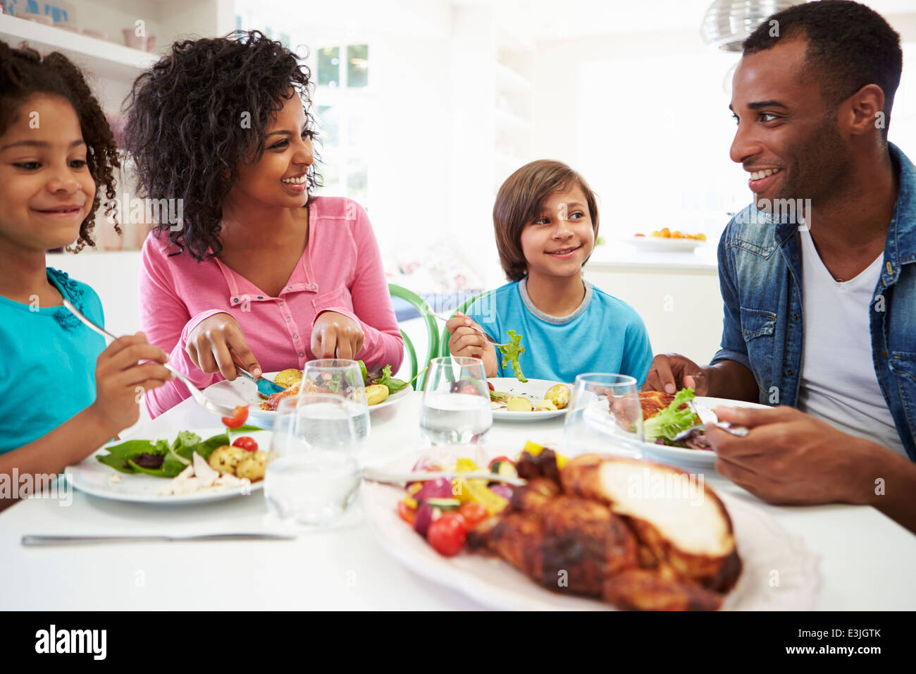 Afroamerikanische Familie Mahlzeit zu Hause zusammen Stockfoto