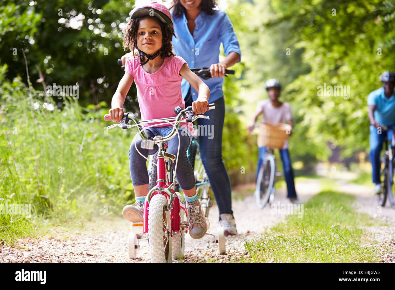 Multi Generation afroamerikanische Familie auf Radtour Stockfoto