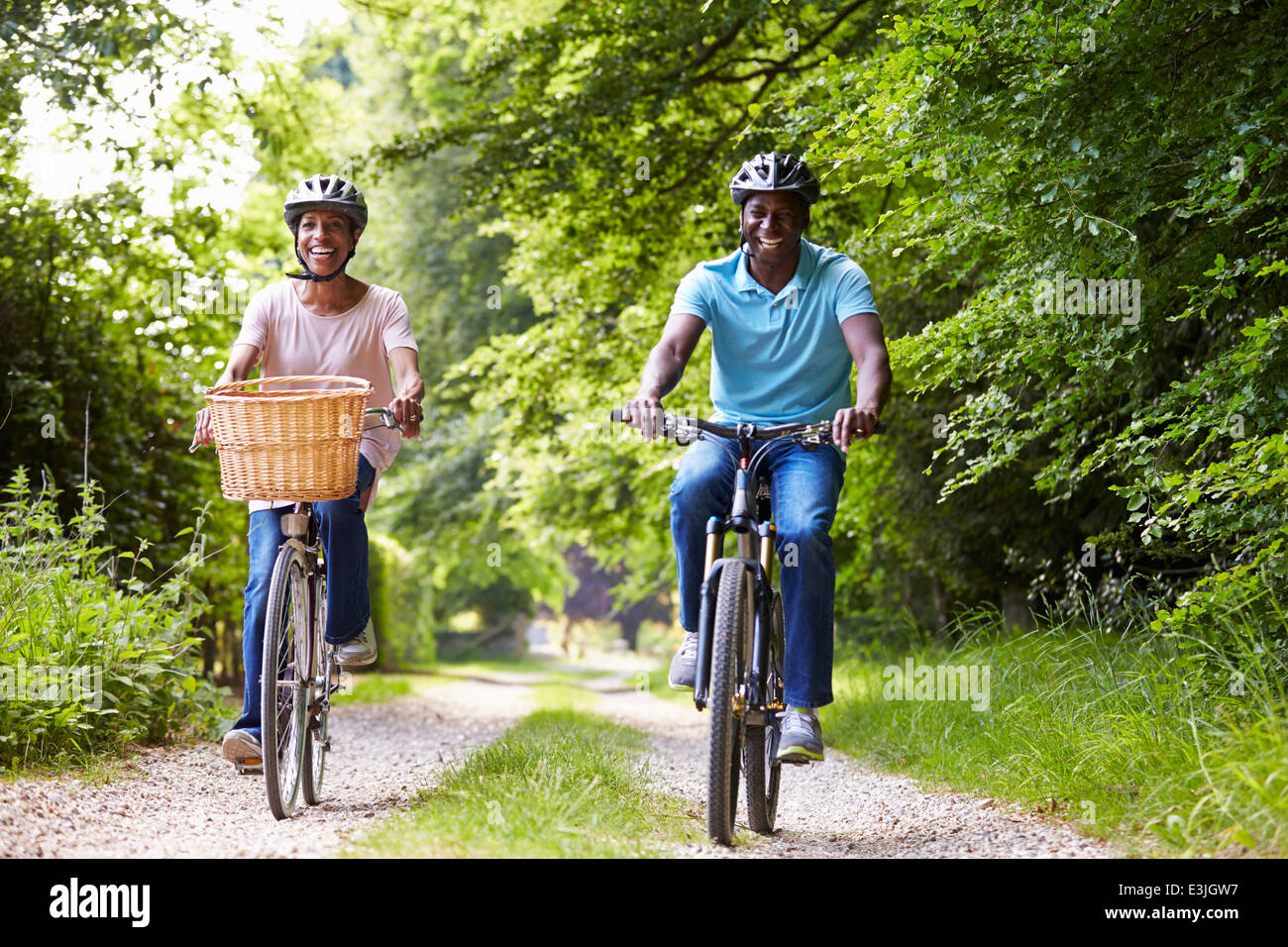 Älteres afroamerikanischen paar auf Fahrradtour In Landschaft Stockfoto