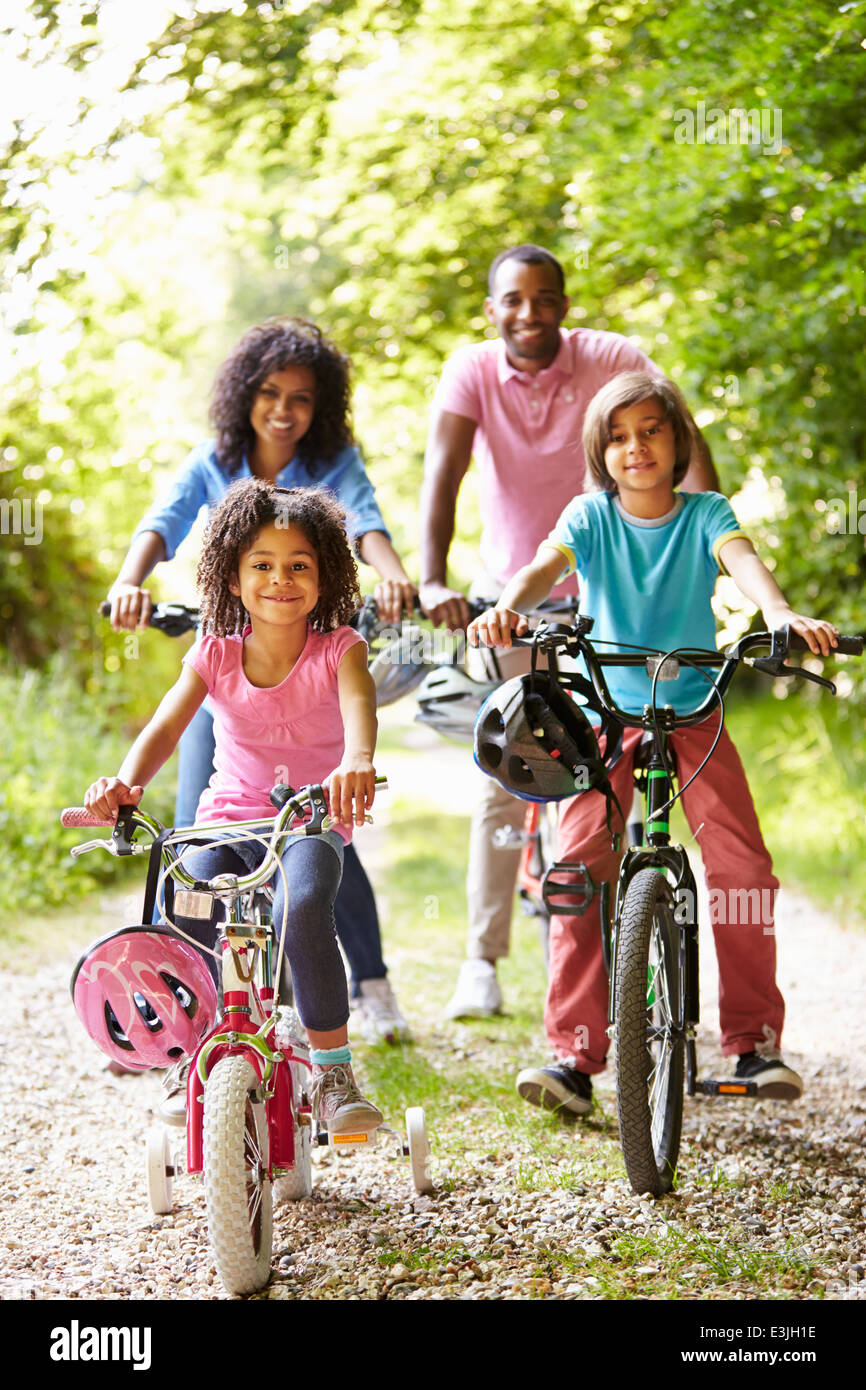 Afrikanische amerikanische Familie auf Fahrradtour In Landschaft Stockfoto