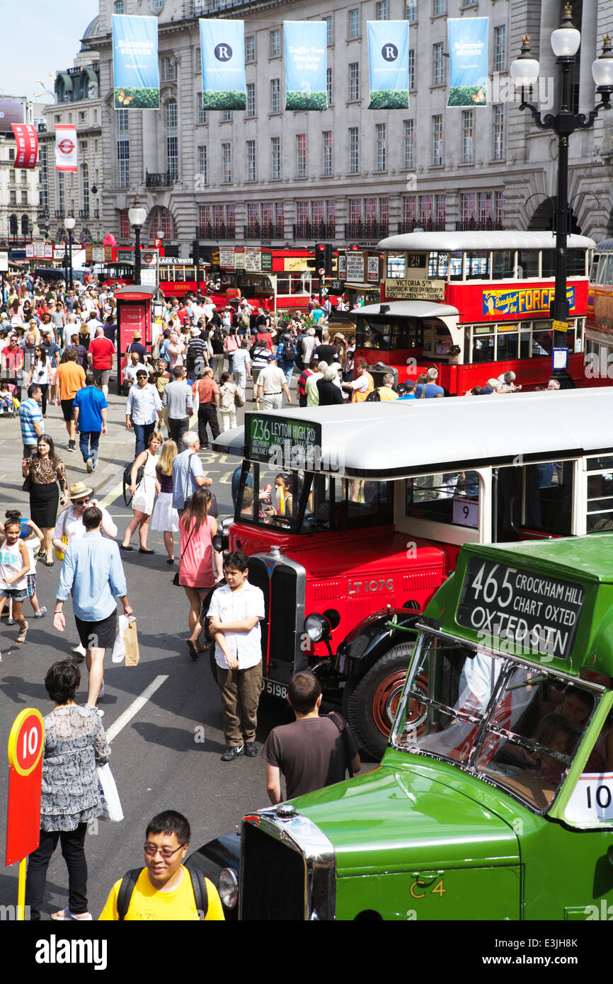 Regent Street, London, UK, 22. Juni 2014. 2014 ist das Jahr des Busses: um dies zu feiern, wurde Regent Street autofrei und gehostete ikonischen Busse in London von 1829 bis heutigen Tag verwendet.  Blick hinunter Regent Street, kommen Massen von Menschen um die klassischen Londoner Busse. Bus-Festival. London-Tourismus. Bildnachweis: Alamy Live-Nachrichten Stockfoto