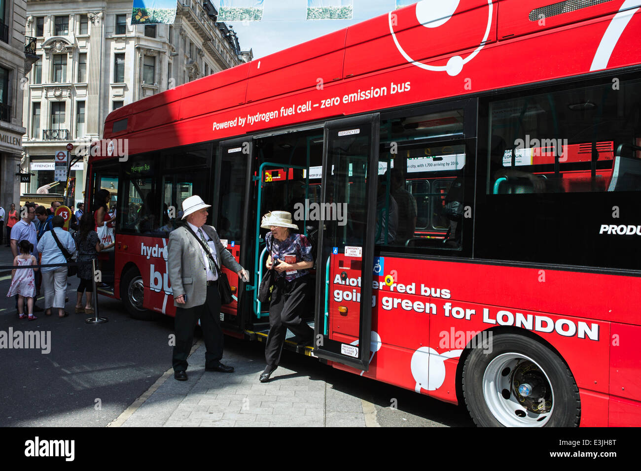 Regent Street, London, UK, 22. Juni 2014. 2014 ist das Jahr des Busses: um dies zu feiern, wurde Regent Street autofrei und gehostete ikonischen Busse in London von 1829 bis heutigen Tag verwendet.  Einem roten Londoner Wasserstoff-Bus von Wasserstoff-Brennstoffzellen angetrieben. Wasserstoffbus London. Stockfoto