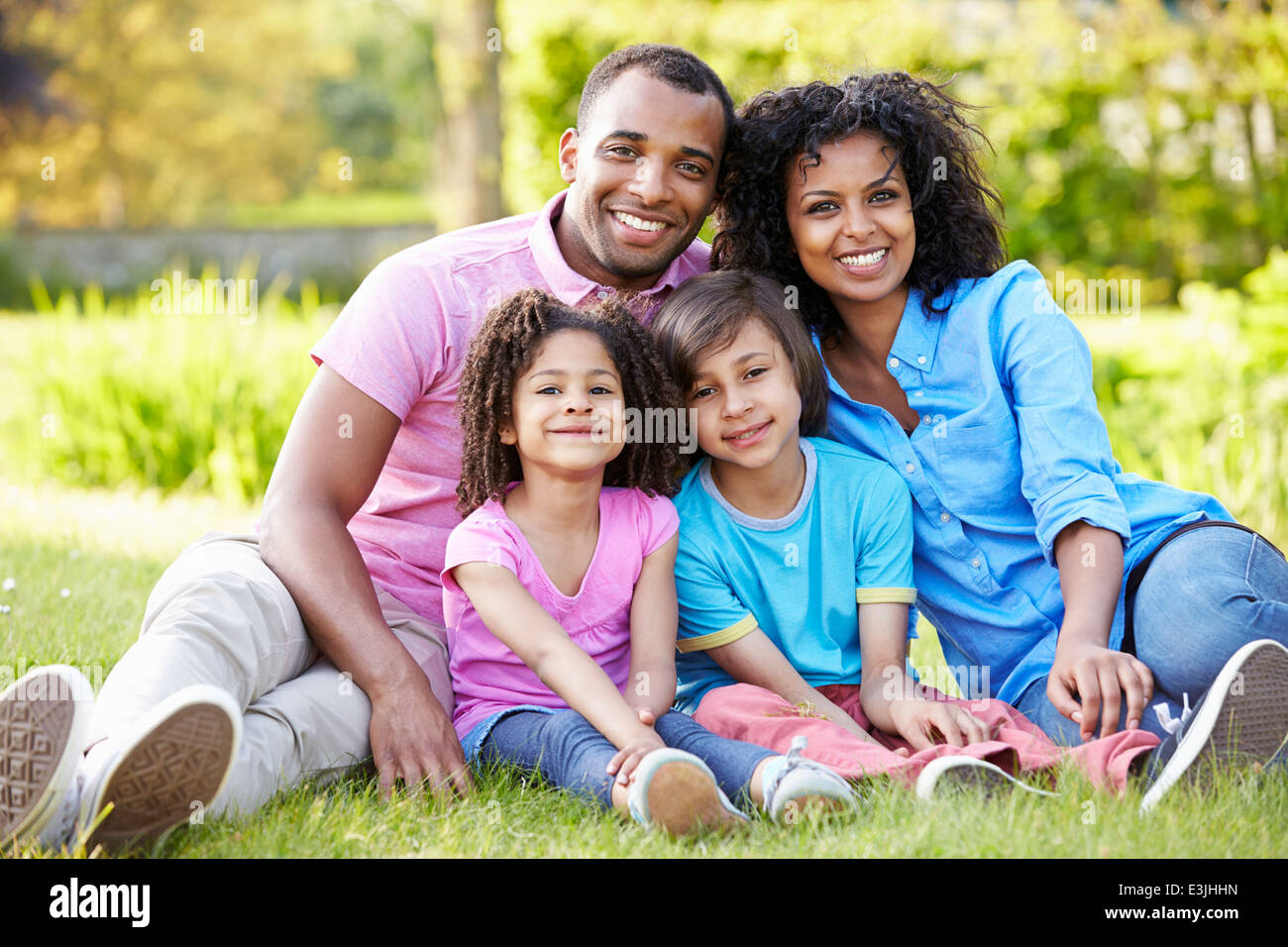 Afroamerikanische Familie sitzen im Garten Stockfoto