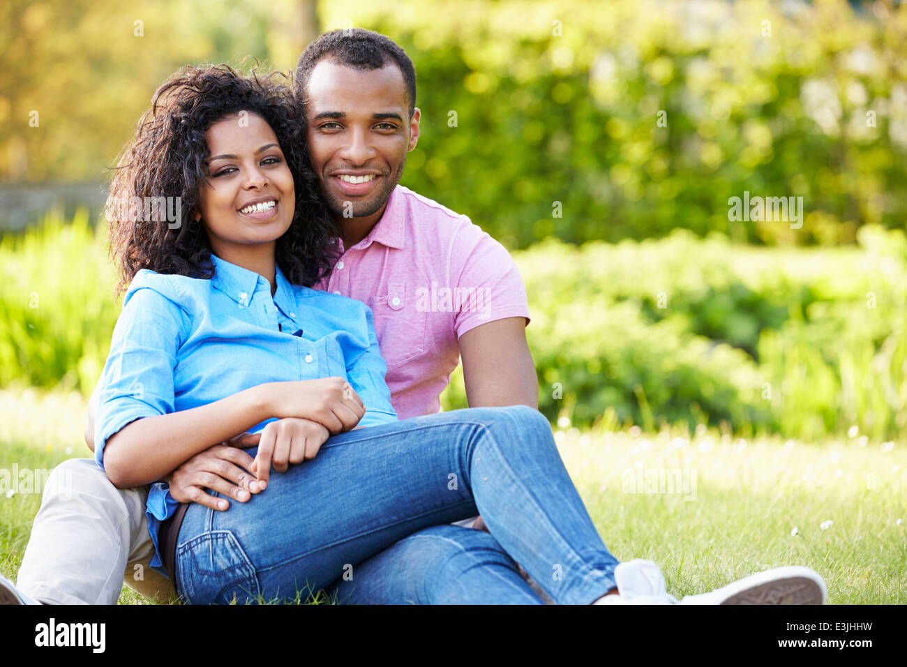 Romantische junges Paar im Garten Stockfoto