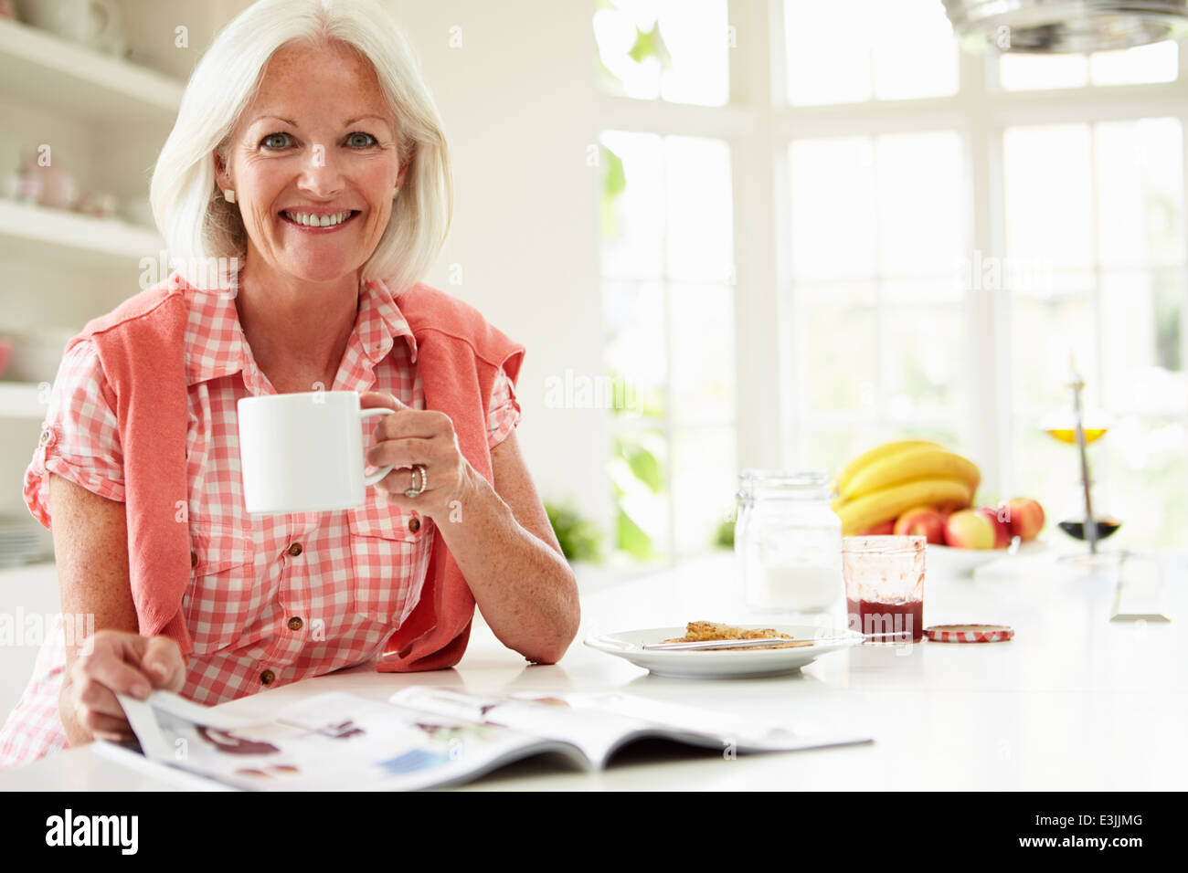 Applying Magazin Woman lesen beim Frühstück Stockfoto