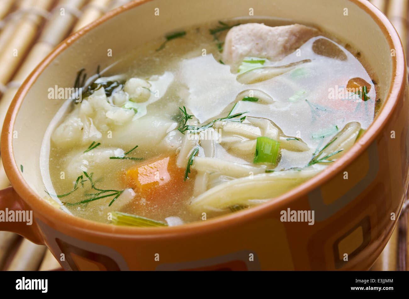 Huhn-Nudelsuppe - Brühe. Closeup. Stockfoto