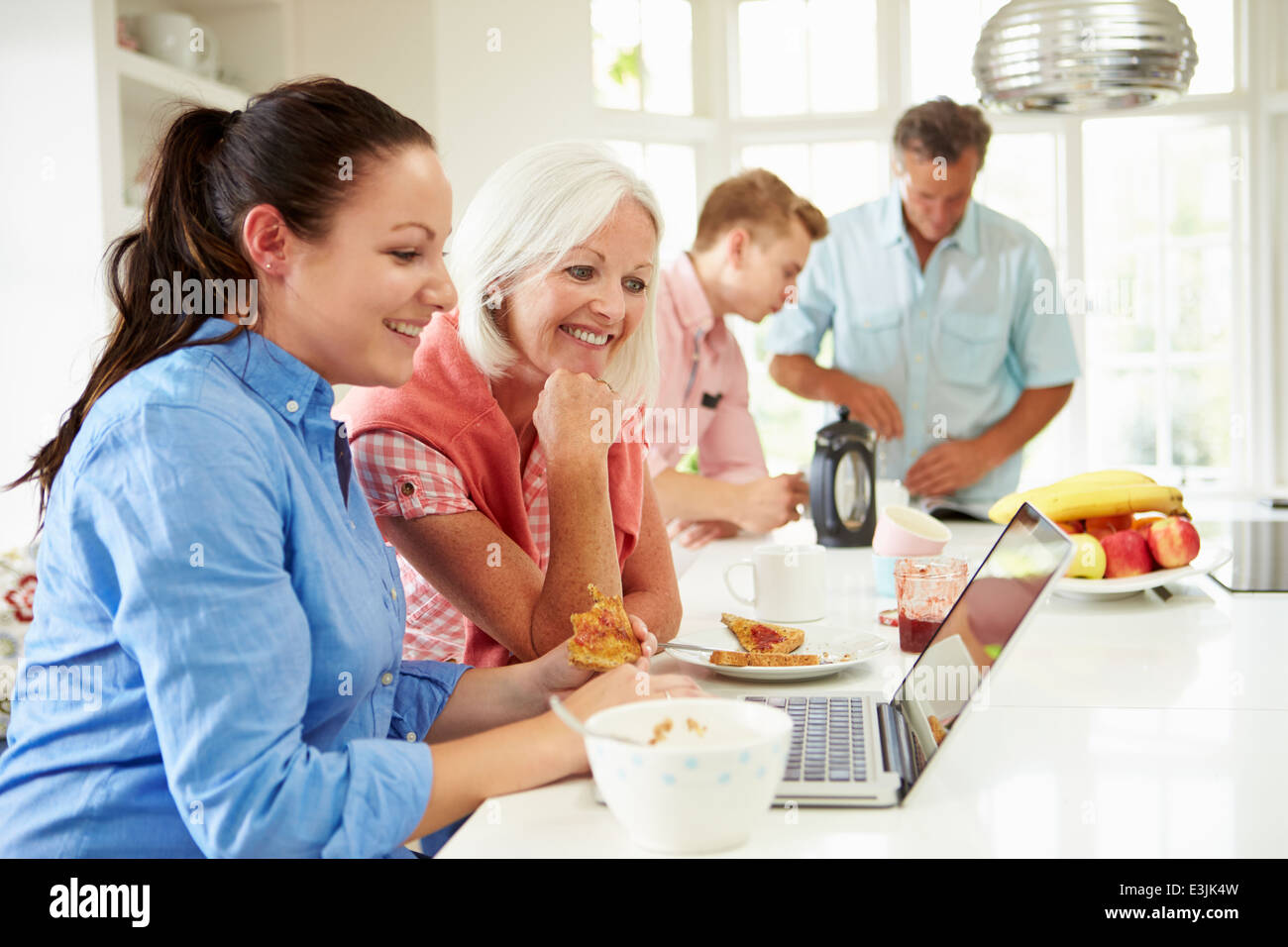 Familie mit erwachsenen Kindern frühstücken zusammen Stockfoto