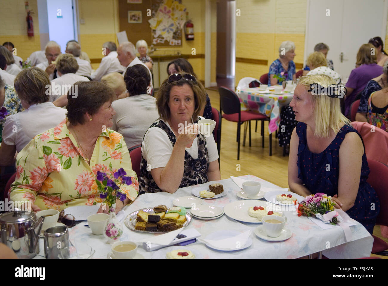 Cream Tea im Rathaus nach der Nether Stowey Female Friendly Society, Womens Club Walk Day, eine jährliche Veranstaltung. Nether Stowey, Somerset UK, Juni 2014 2010s HOMER SYKES Stockfoto