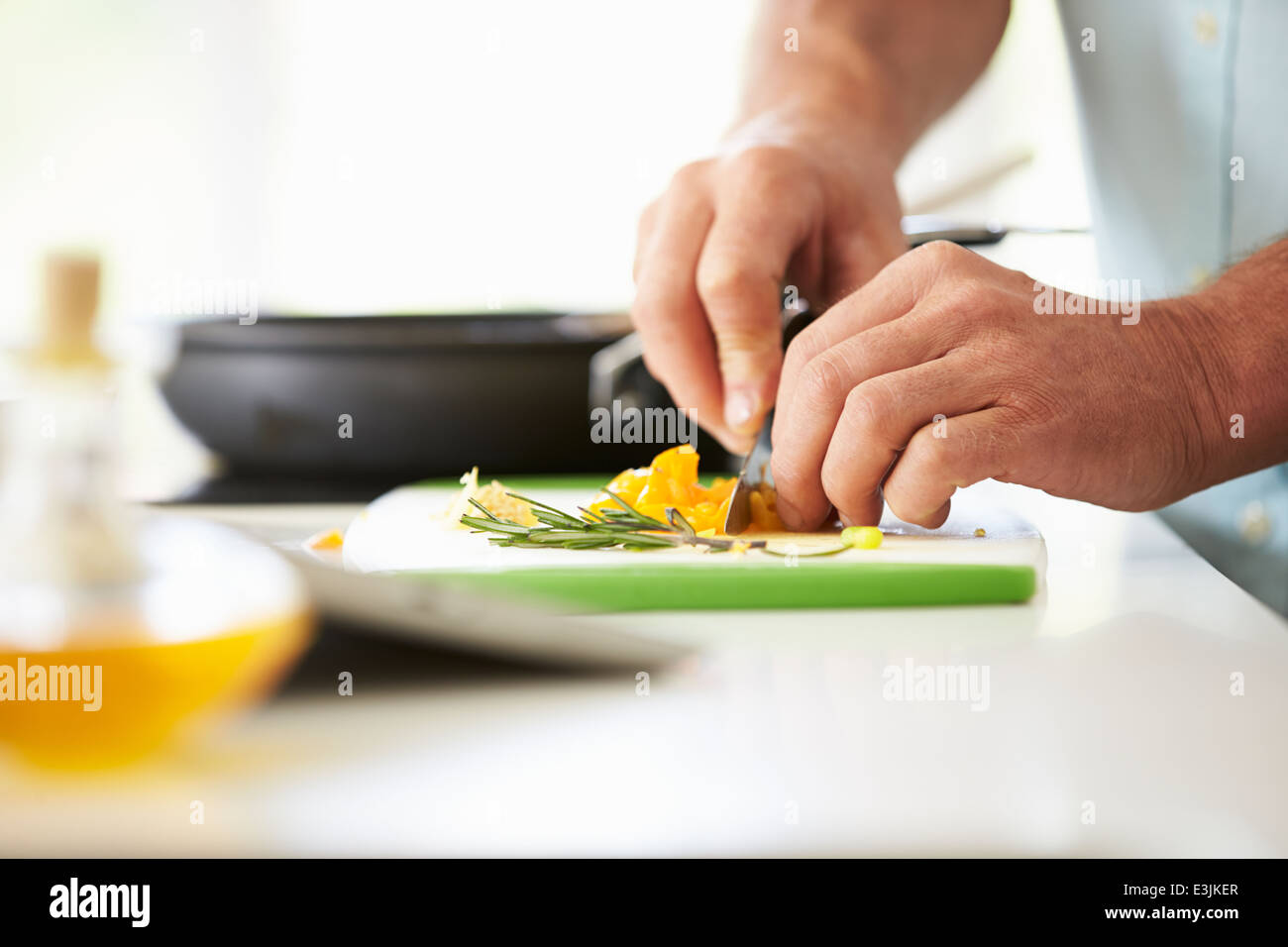 Close Up von Mann Zutaten für die Mahlzeit vorbereiten Stockfoto