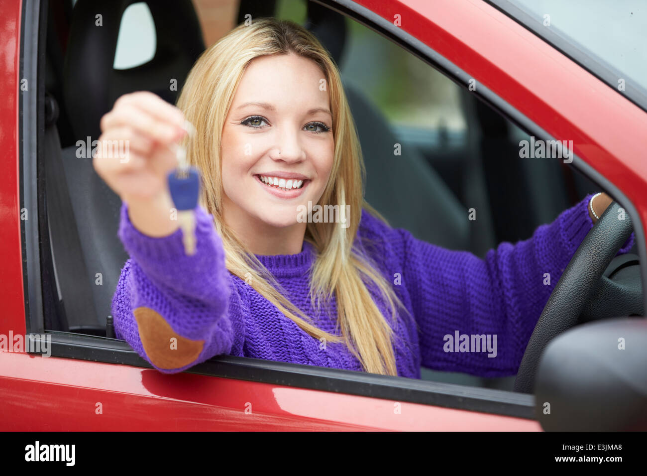 Teenager-Mädchen stehen neben Auto-Taste gedrückt halten Stockfoto