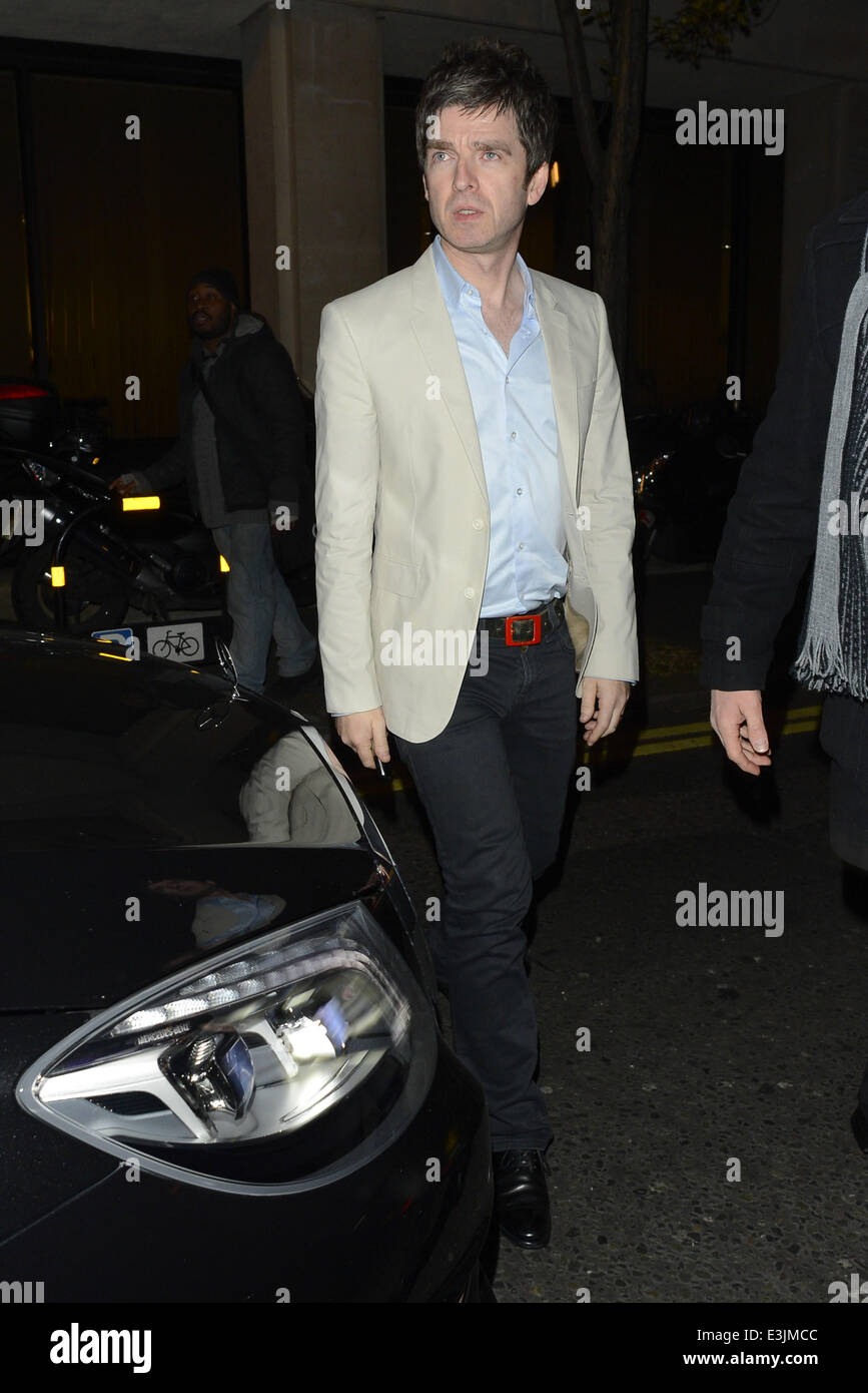 Kate Moss und Tom Jones im Claridge auf dem Weg zum Playboy Club.  Mitwirkende: Noel Gallagher wo: London, Vereinigtes Königreich bei: 2. Dezember 2013 Stockfoto