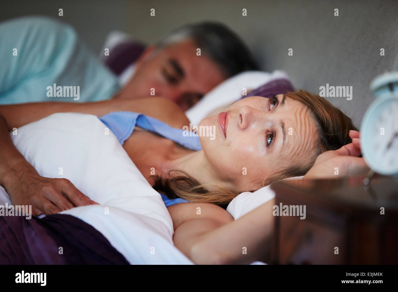 Paar im Bett mit Frau leiden unter Schlaflosigkeit Stockfoto