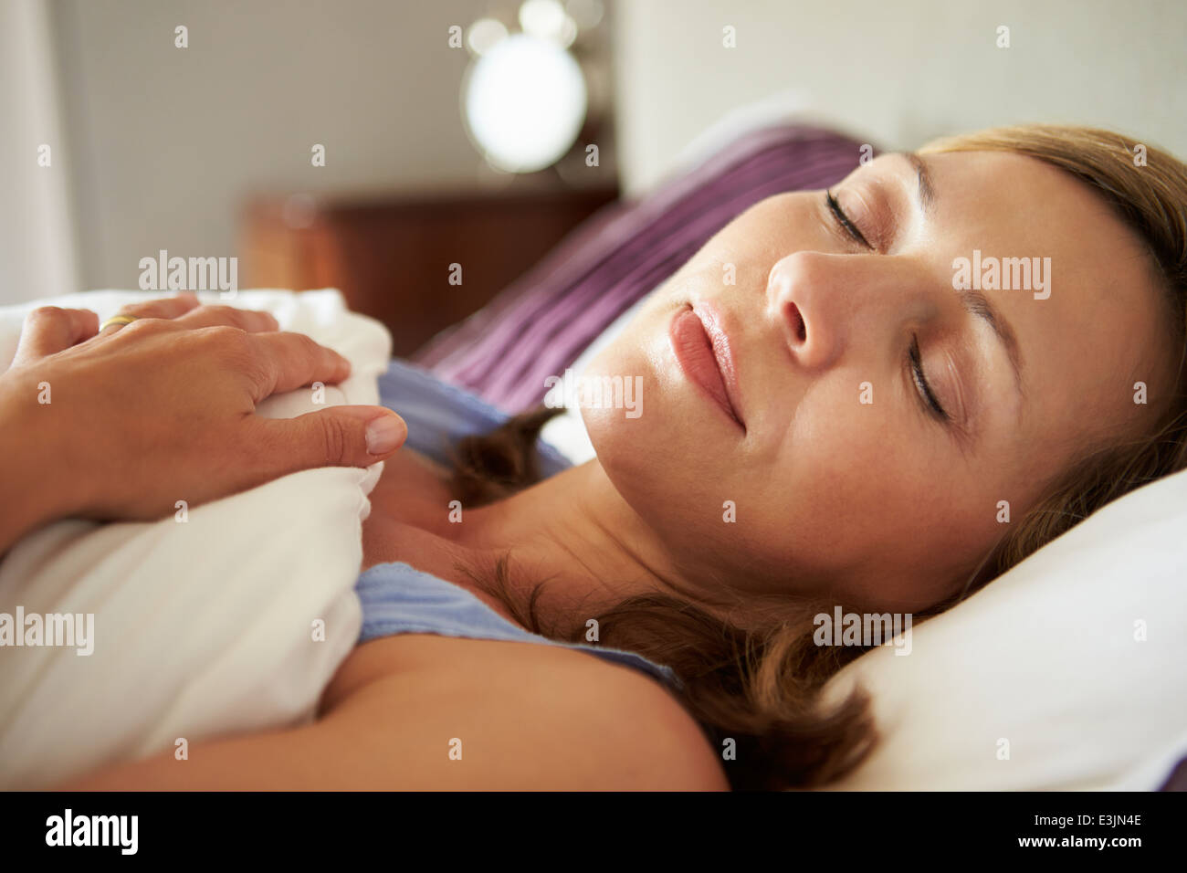 Attraktive applying Frau schlafend im Bett Stockfoto