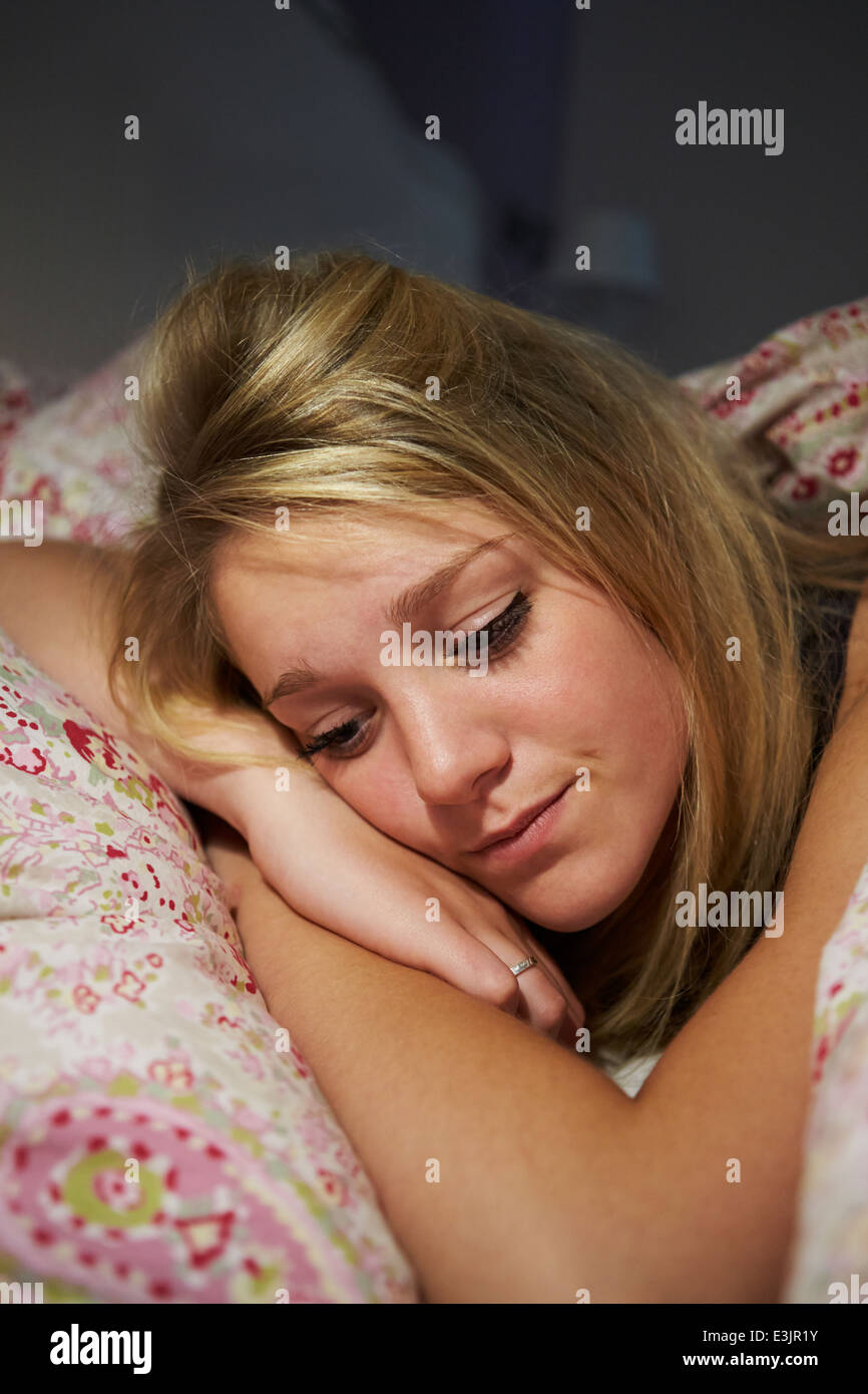 Teenager-Mädchen wach im Bett leiden mit Schlaflosigkeit Stockfoto