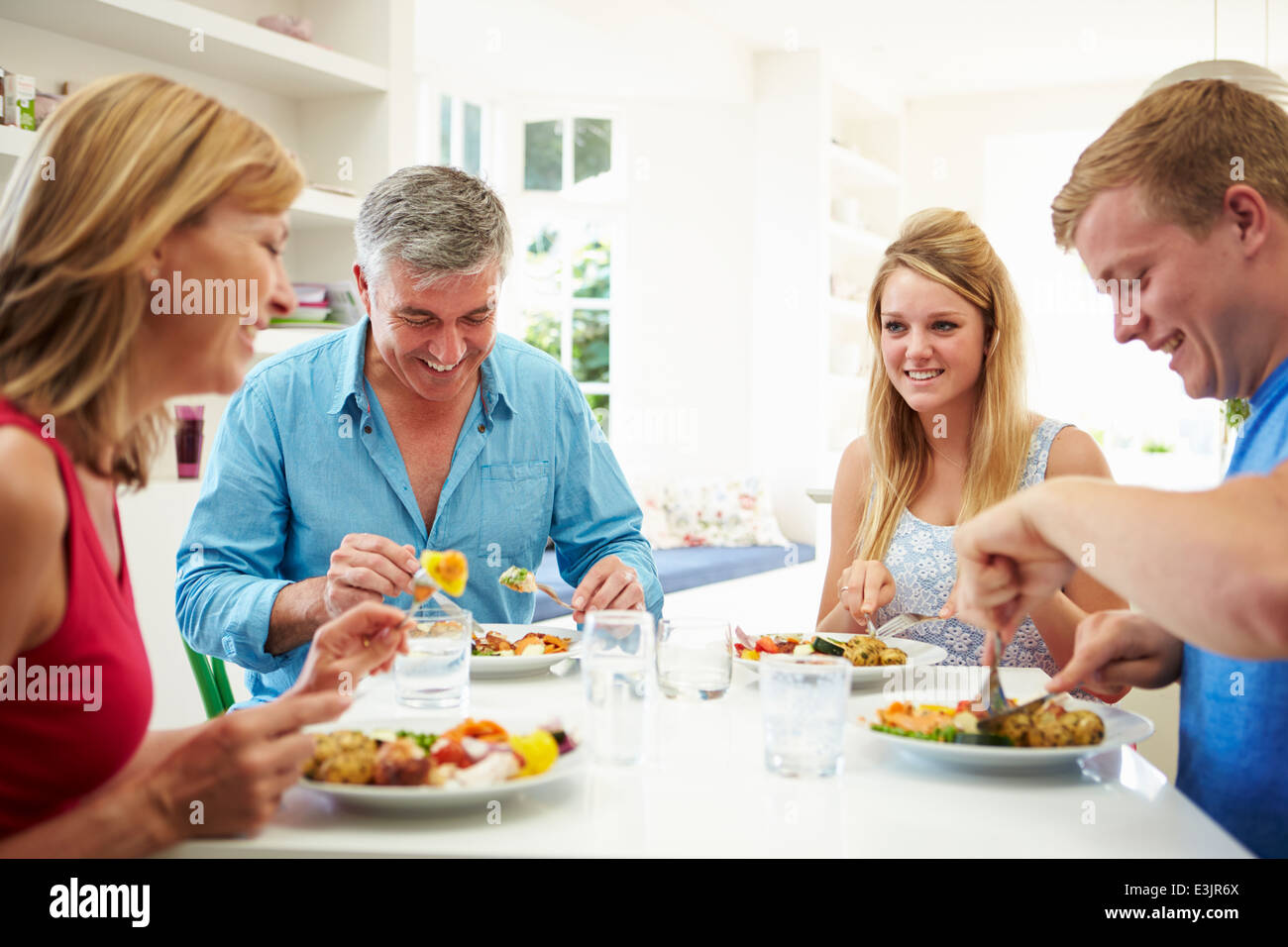 Familie mit Kindern im Teenageralter Mahlzeit zu Hause zusammen Stockfoto