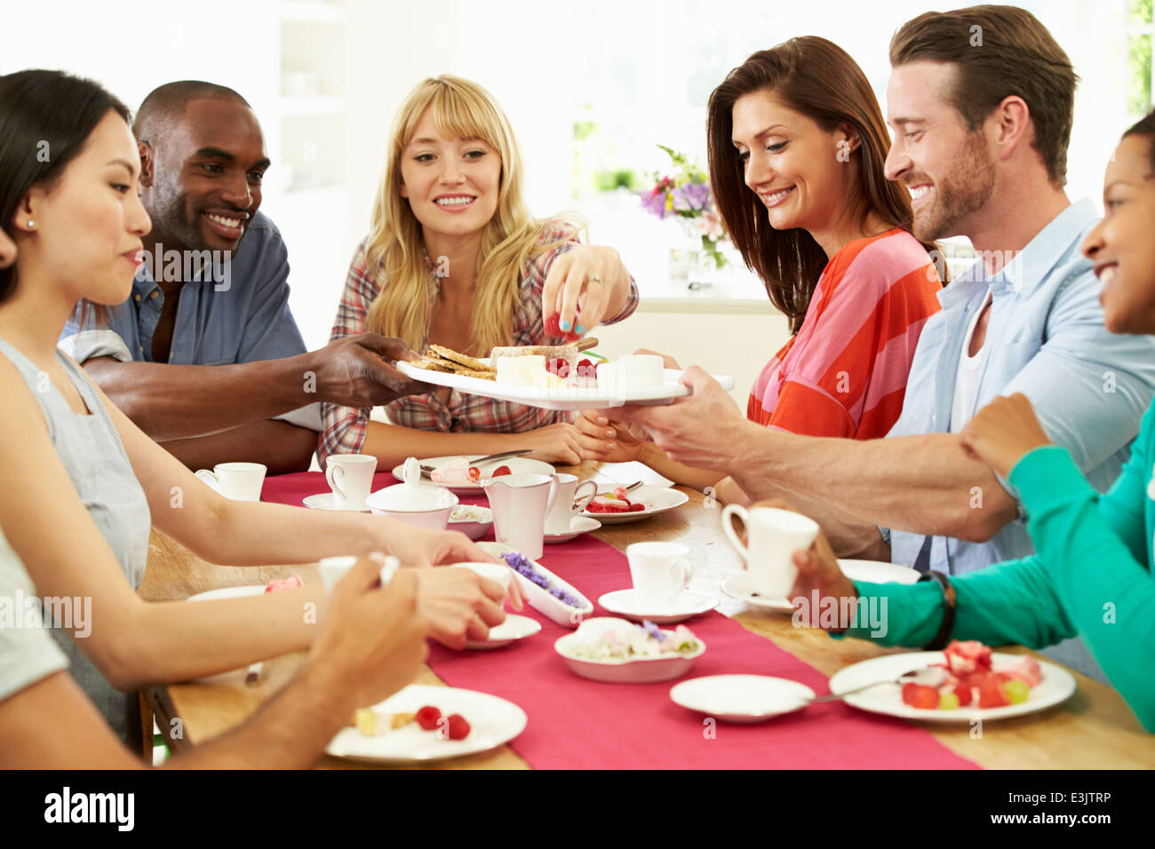Gruppe von Freunden, Käse und Kaffee Dinner-Party Stockfoto
