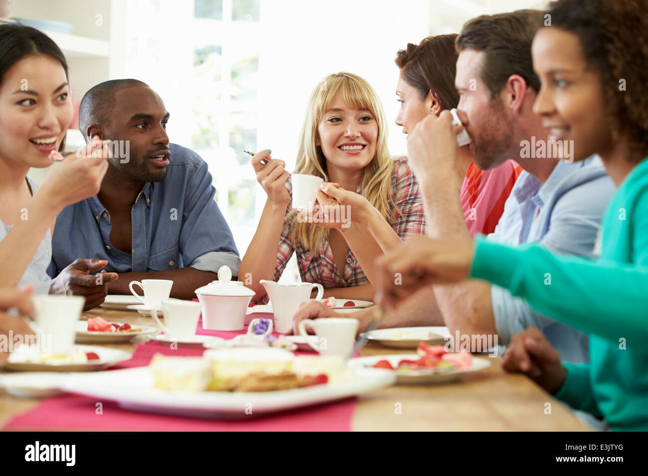 Gruppe von Freunden, Käse und Kaffee Dinner-Party Stockfoto