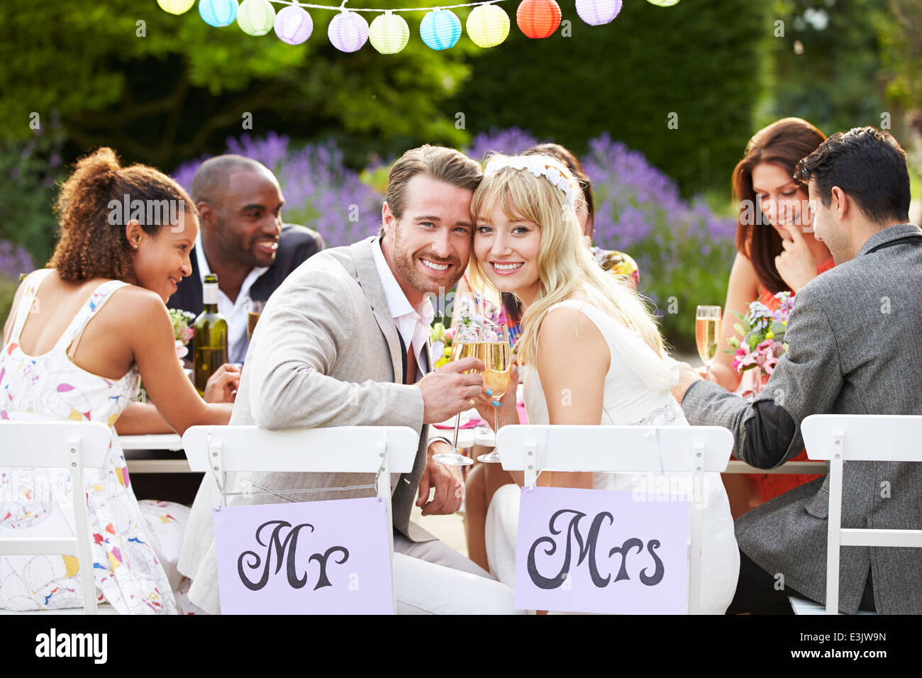 Braut und Bräutigam genießen Mahlzeit bei Hochzeitsfeier Stockfoto