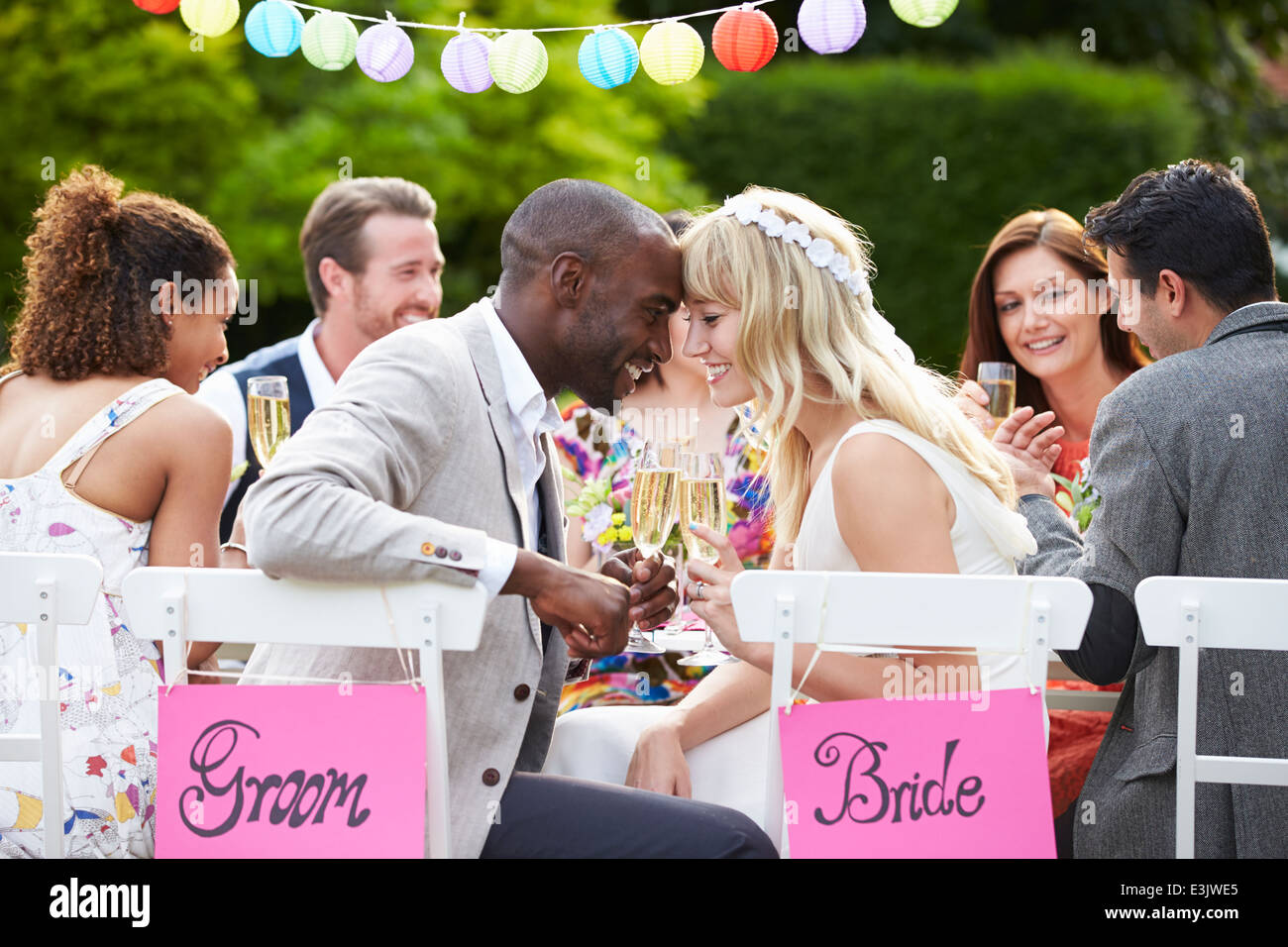 Braut und Bräutigam genießen Mahlzeit bei Hochzeitsfeier Stockfoto