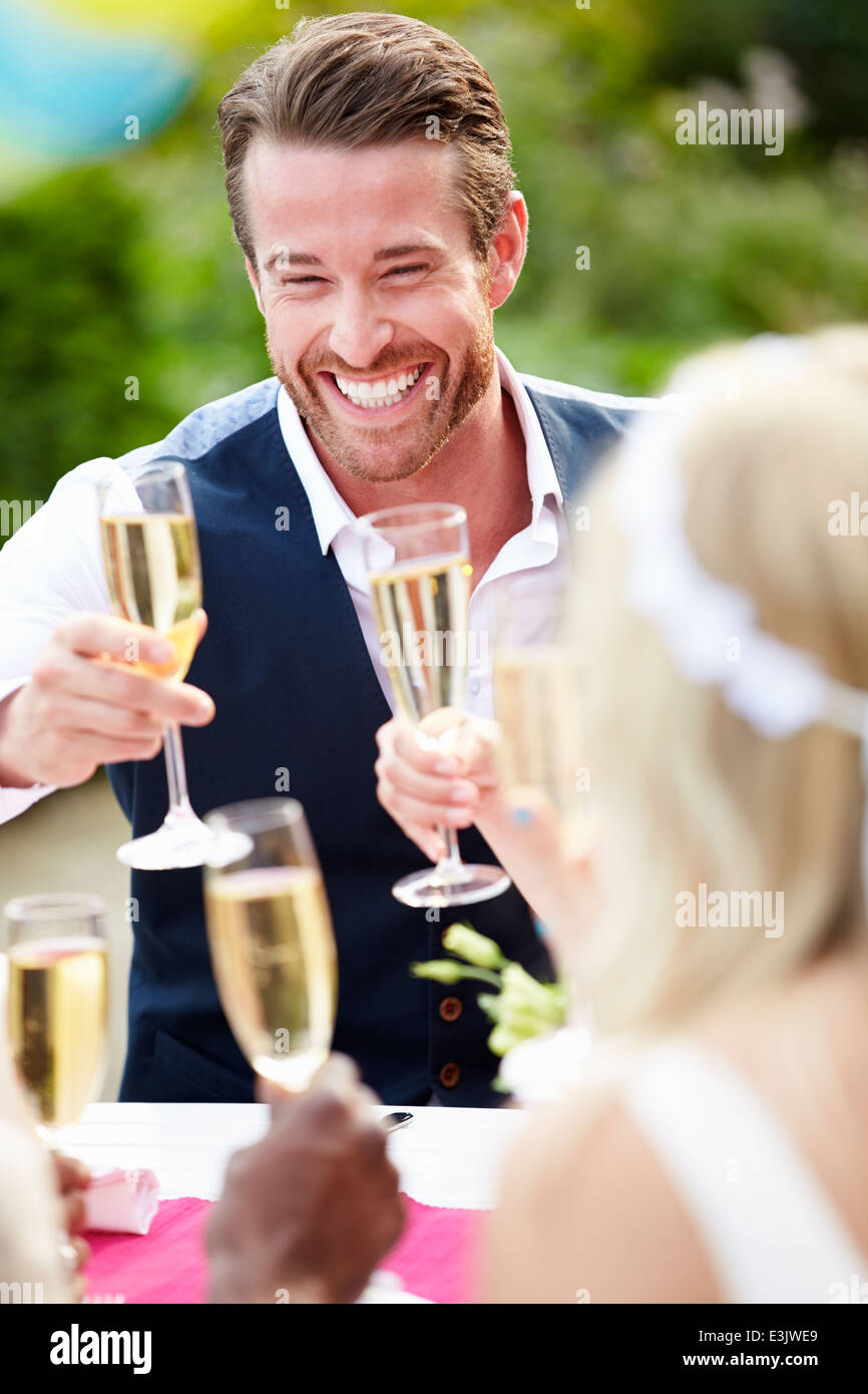 Freunden vorschlagen Glas Champagner bei Hochzeit Stockfoto