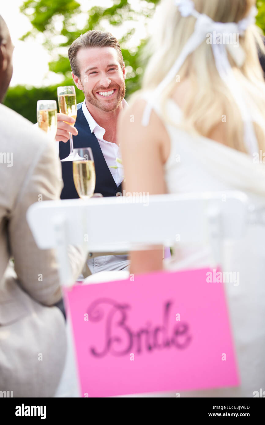 Freunden vorschlagen Glas Champagner bei Hochzeit Stockfoto