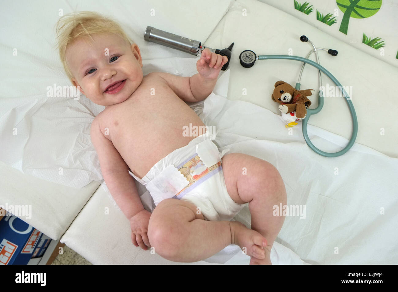 Ein Baby glücklich und entspannt bei einem routinemäßigen Besuch beim Arzt Stockfoto