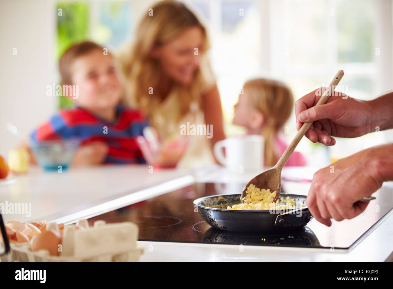 Der Vater bereitet Frühstück mit der Familie In Küche hautnah Stockfoto