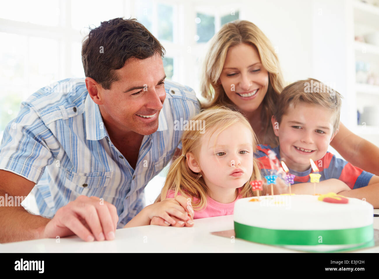 Familie Töchter Geburtstag mit Torte Stockfoto
