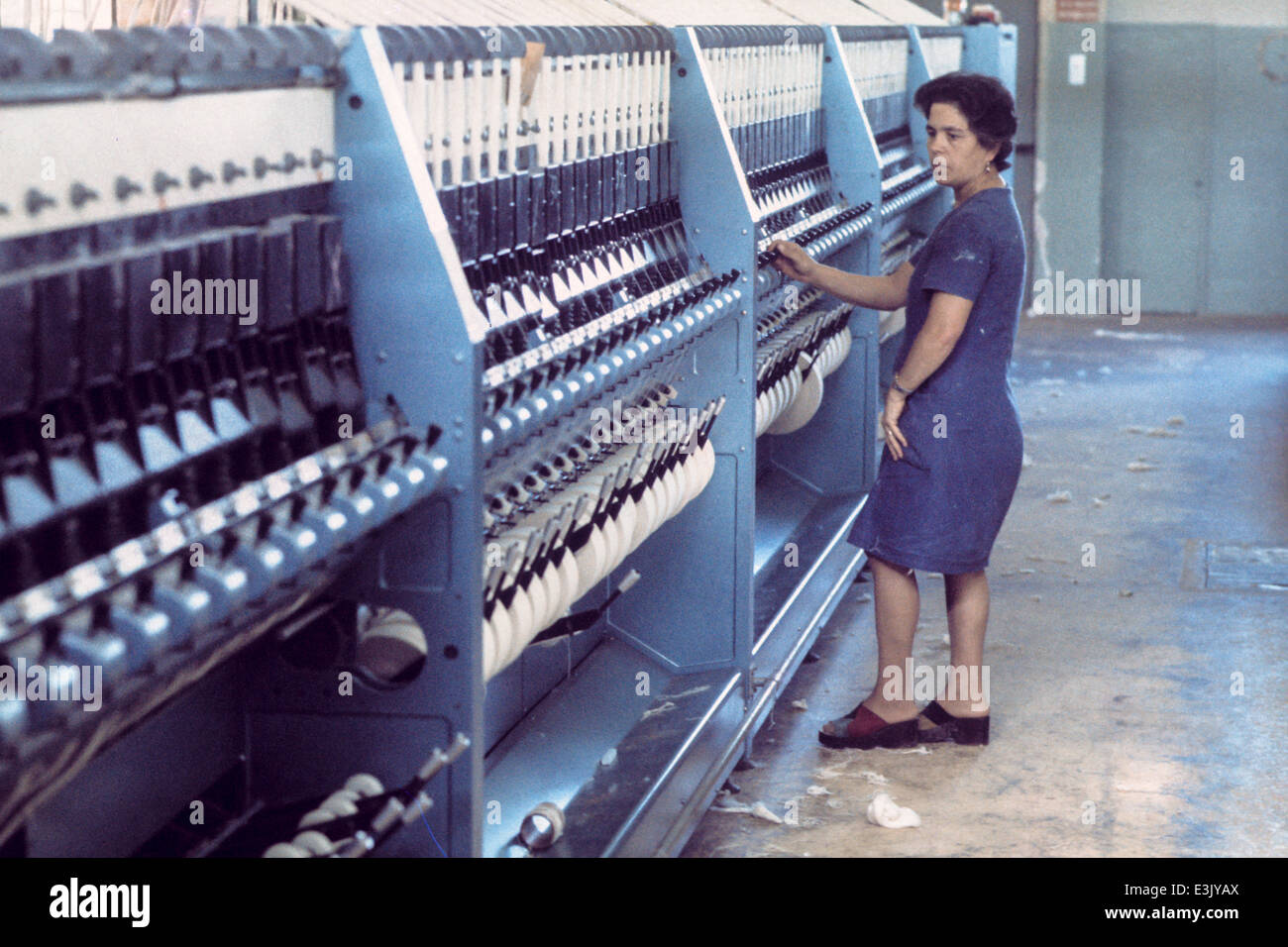 Arbeitnehmerin in einer Textilfabrik, 70er Jahre Stockfoto
