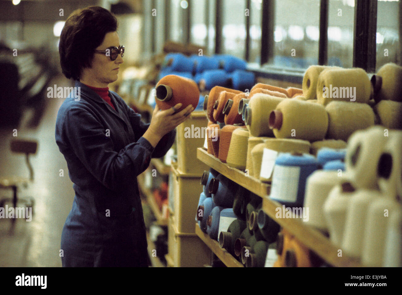 Arbeitnehmerin in einer Textilfabrik, 70er Jahre Stockfoto
