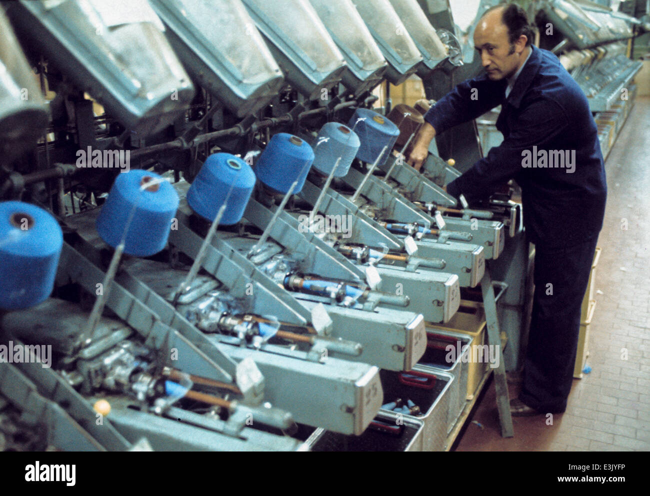 Arbeiter in einer Textilfabrik, 70er Jahre Stockfoto