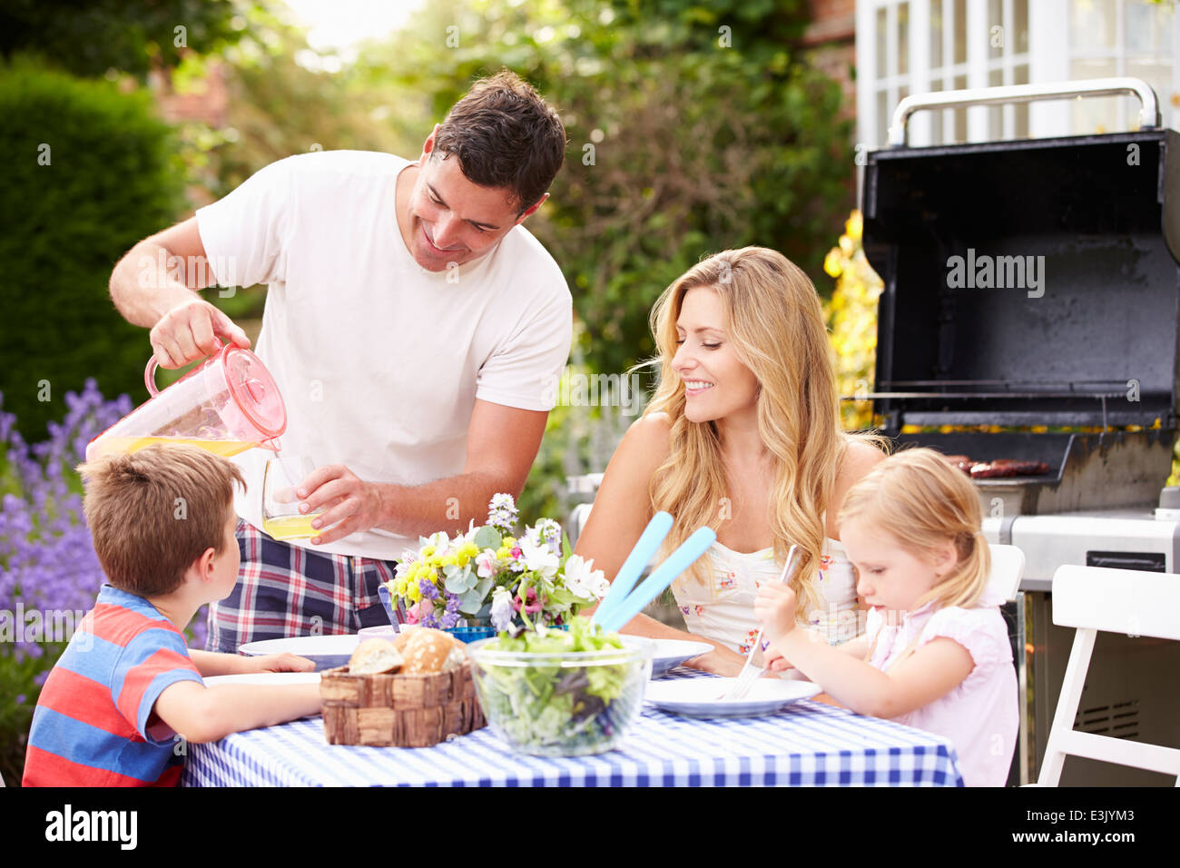 Familie genießen Outdoor-Grill im Garten Stockfoto