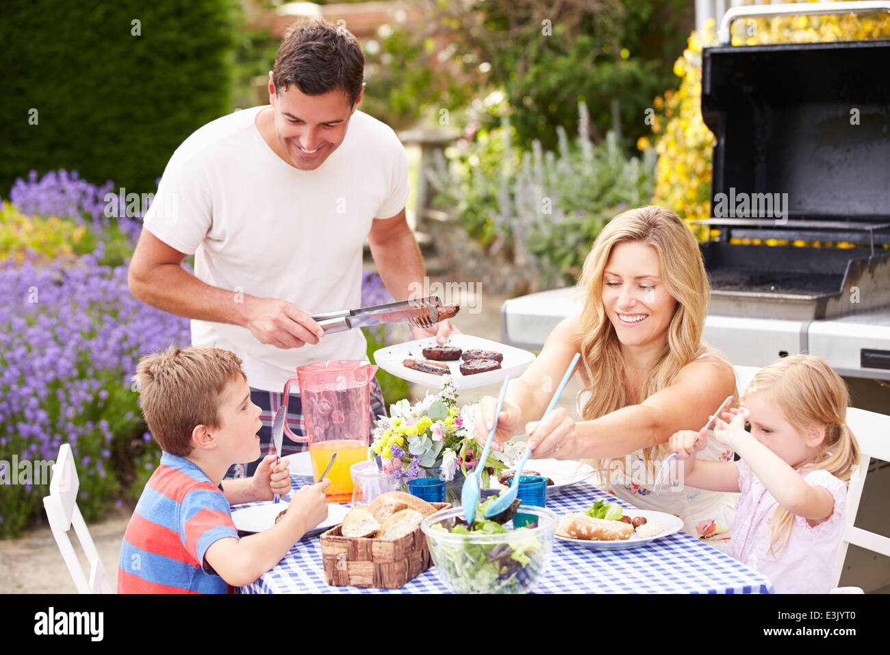 Familie genießen Outdoor-Grill im Garten Stockfoto