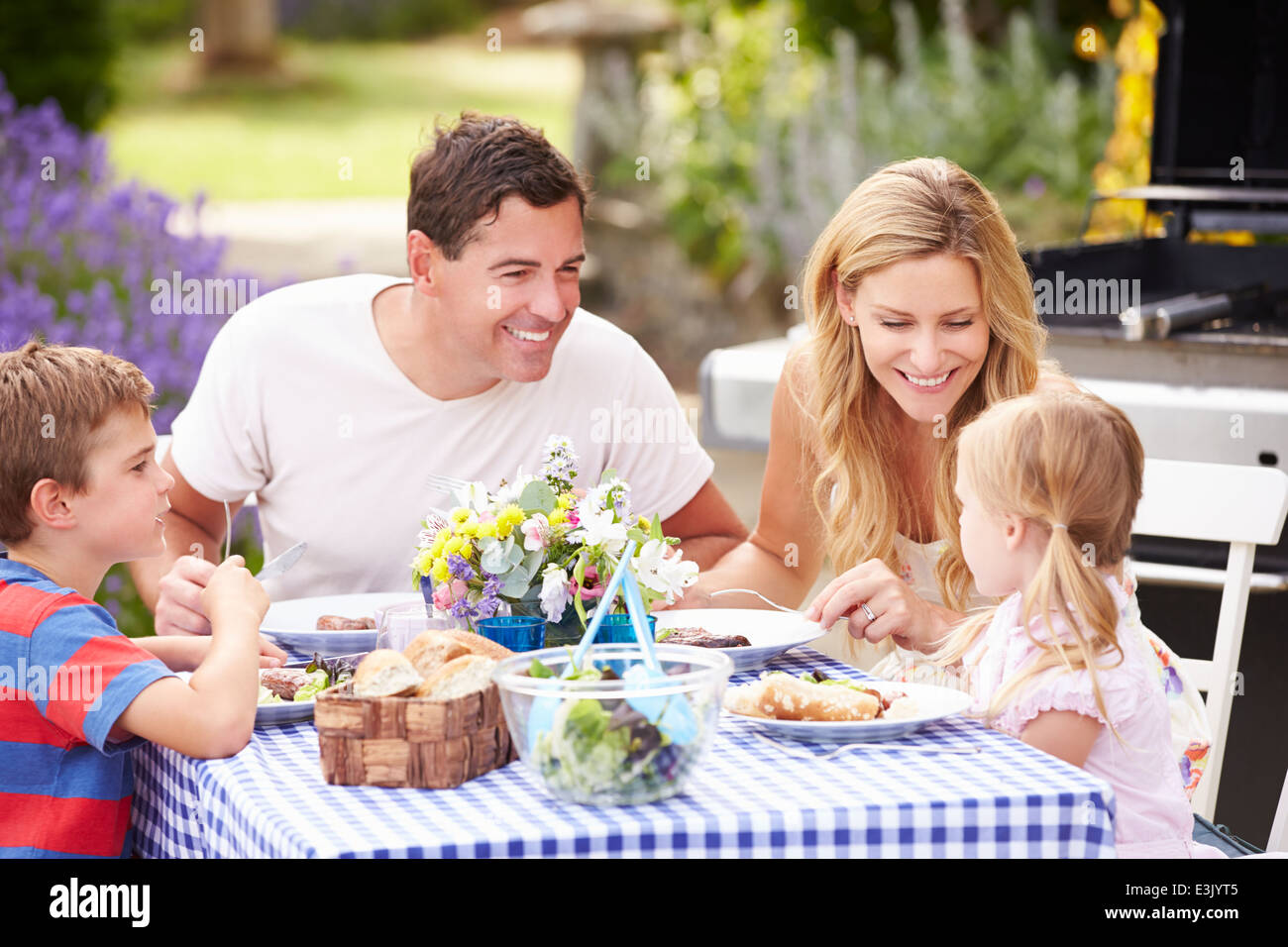 Familie Mahlzeit im Freien im Garten genießen Stockfoto