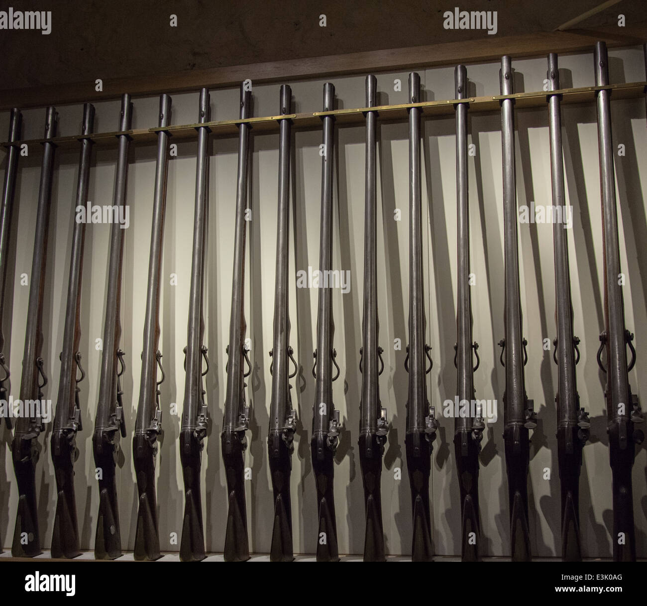 Viele alte Waffen in einem rack Stockfoto