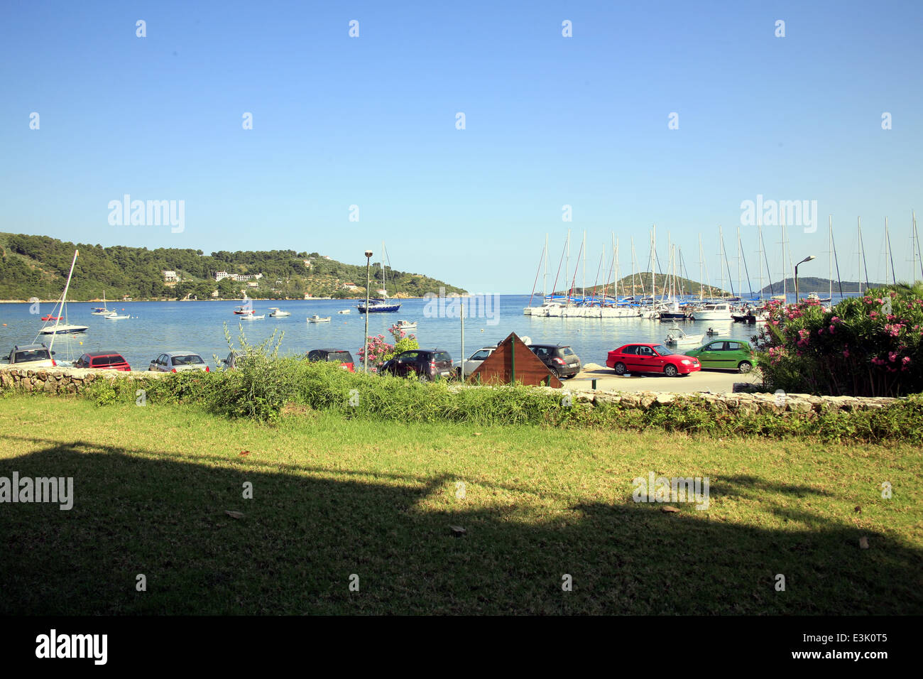 Skiathos Bucht mit Marina und Maragkos Insel Skiathos Town Hotel Alkyon Griechenland entnommen. Stockfoto