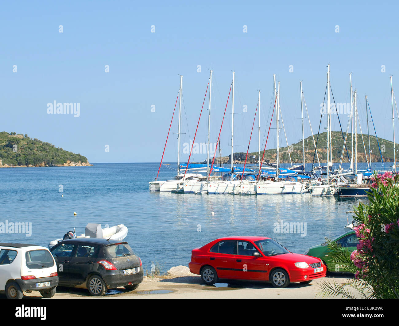 Yachten in der Marina in Skiathos Stadt, Skiathos, griechische Inseln, Griechenland. Stockfoto