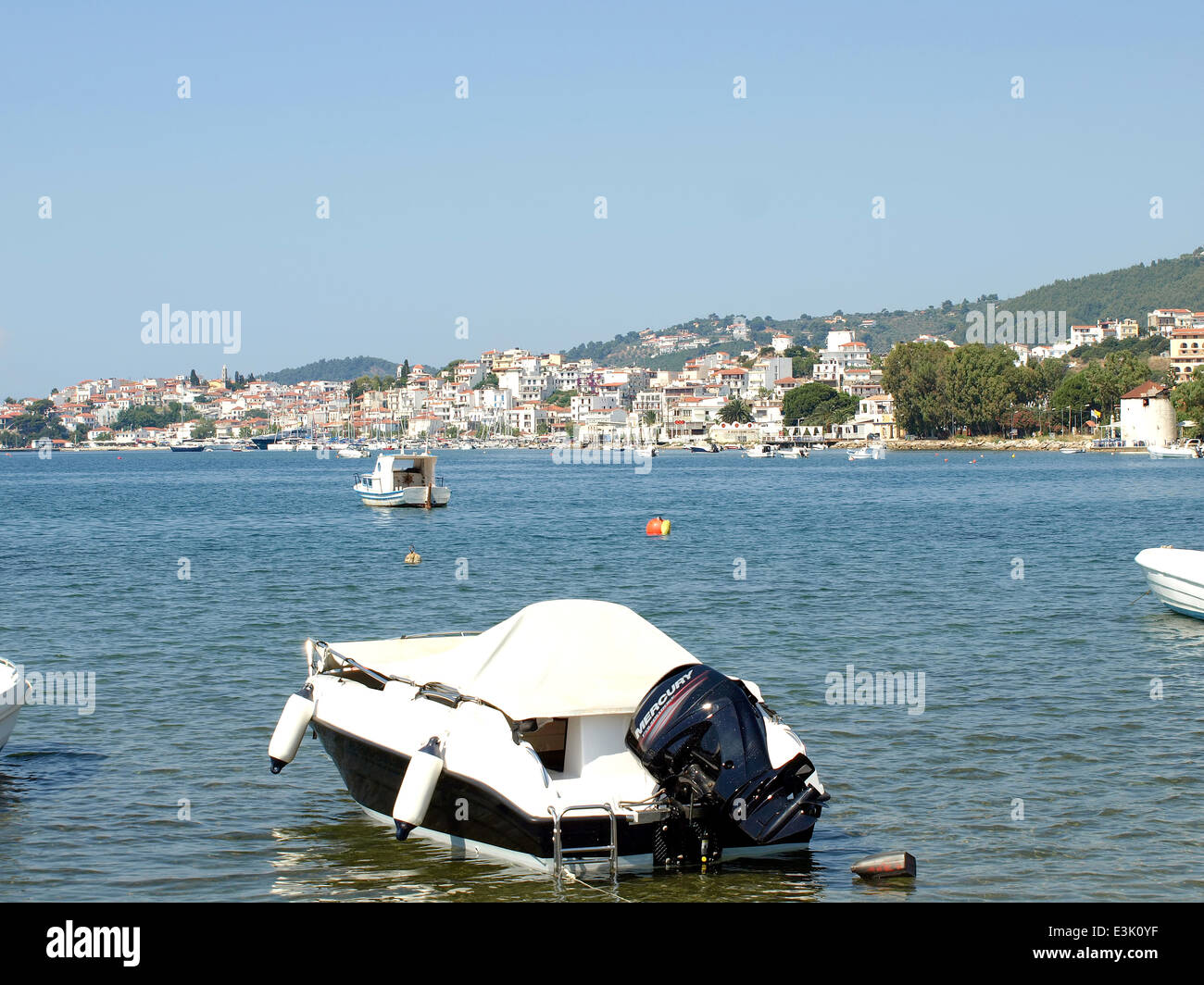 Blick über die Bucht in Richtung Skiathos Stadt und Skiathos Insel in den griechischen Inseln, Griechenland. Stockfoto