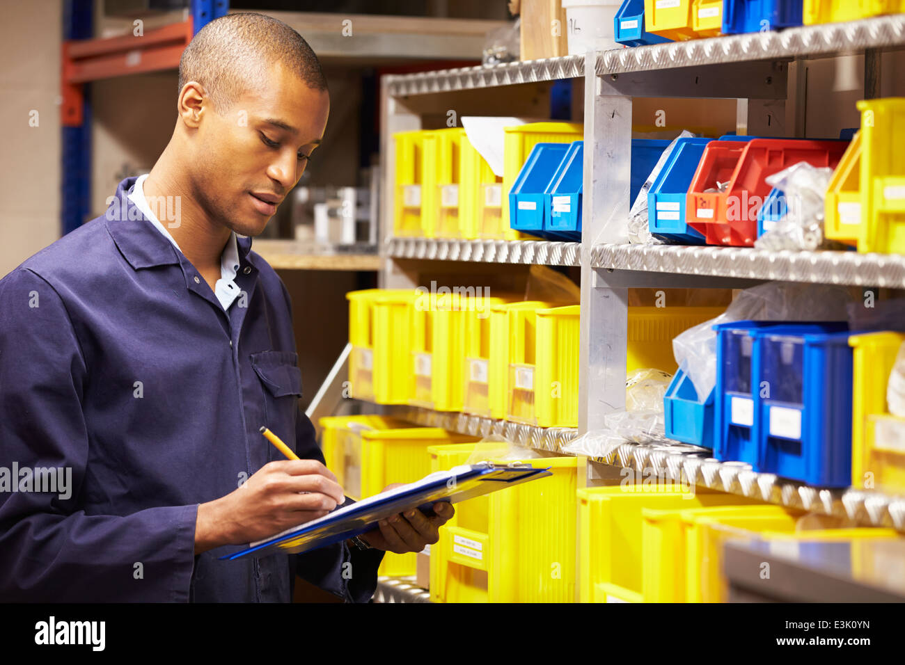 Arbeiter, die Überprüfung der Lagerbestände im Abstellraum Stockfoto