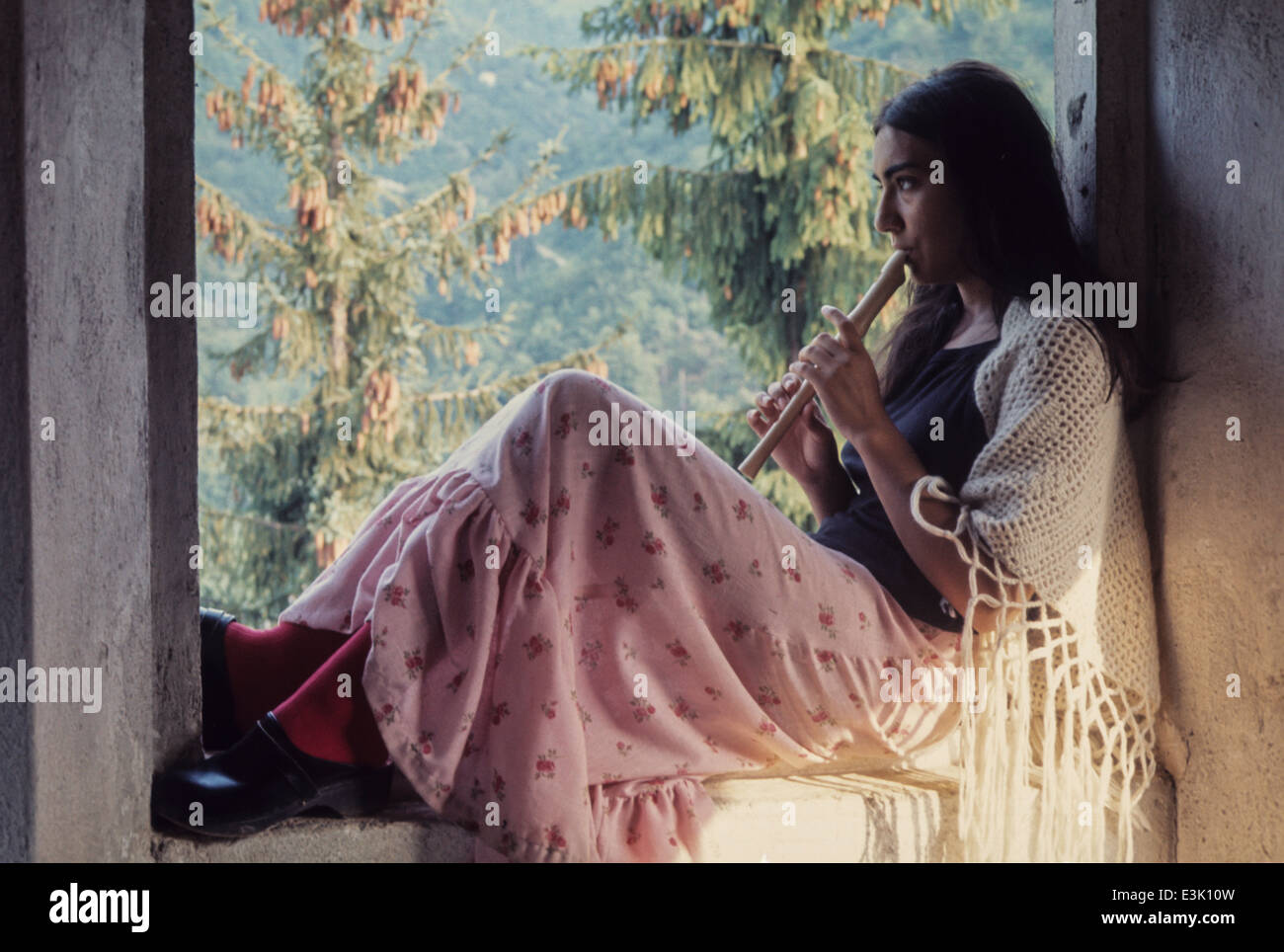 junge Frau spielt Querflöte, 70 Stockfoto