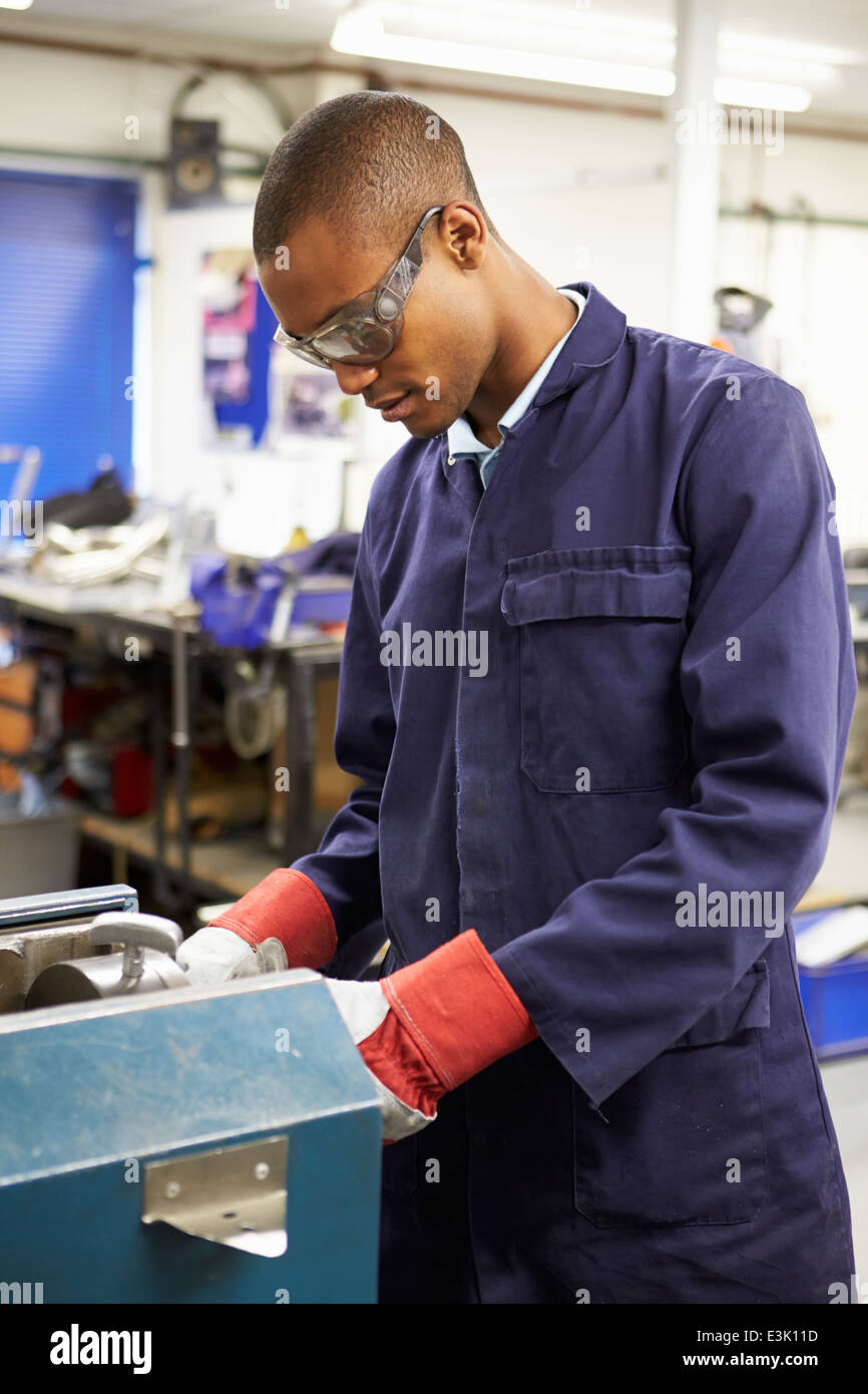 Lehrling-Ingenieur in Fabrikhalle Stockfoto
