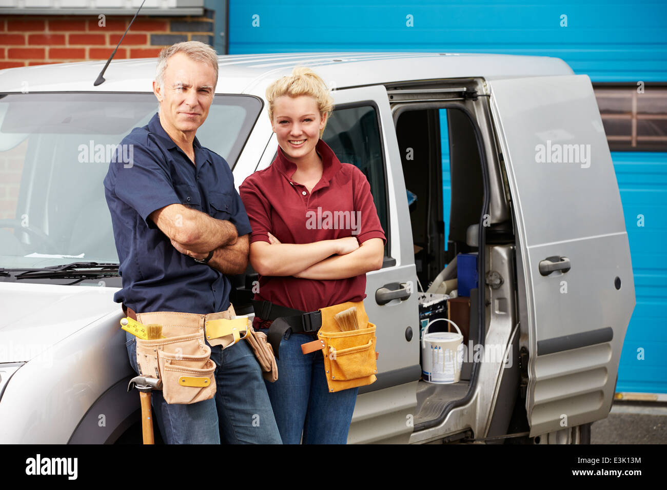 Arbeitnehmer In Familienunternehmen stehen neben Van Stockfoto