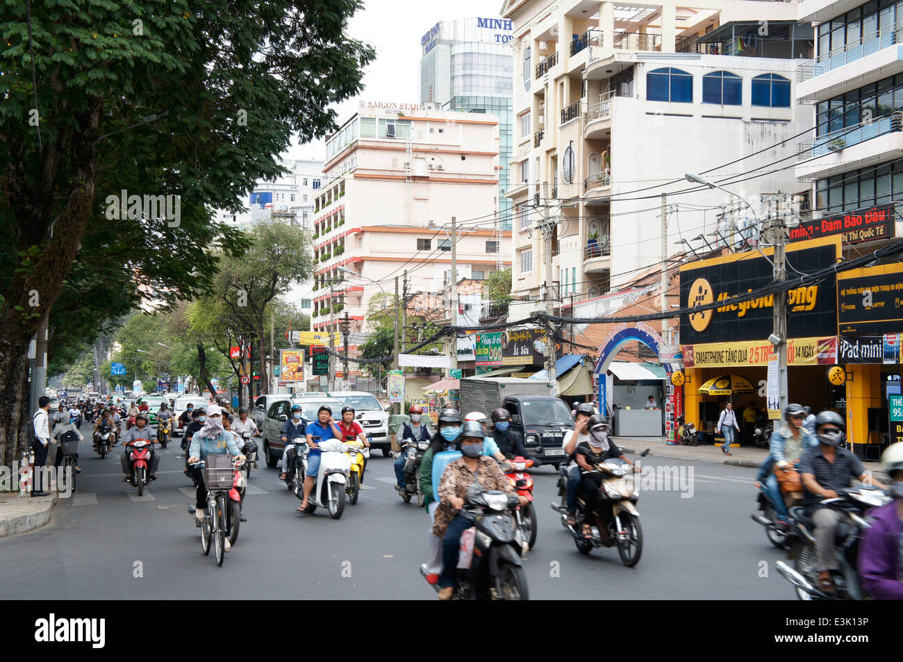 Autofahrer an einer viel befahrenen Straße in Ho-Chi-Minh-Stadt, Vietnam Stockfoto