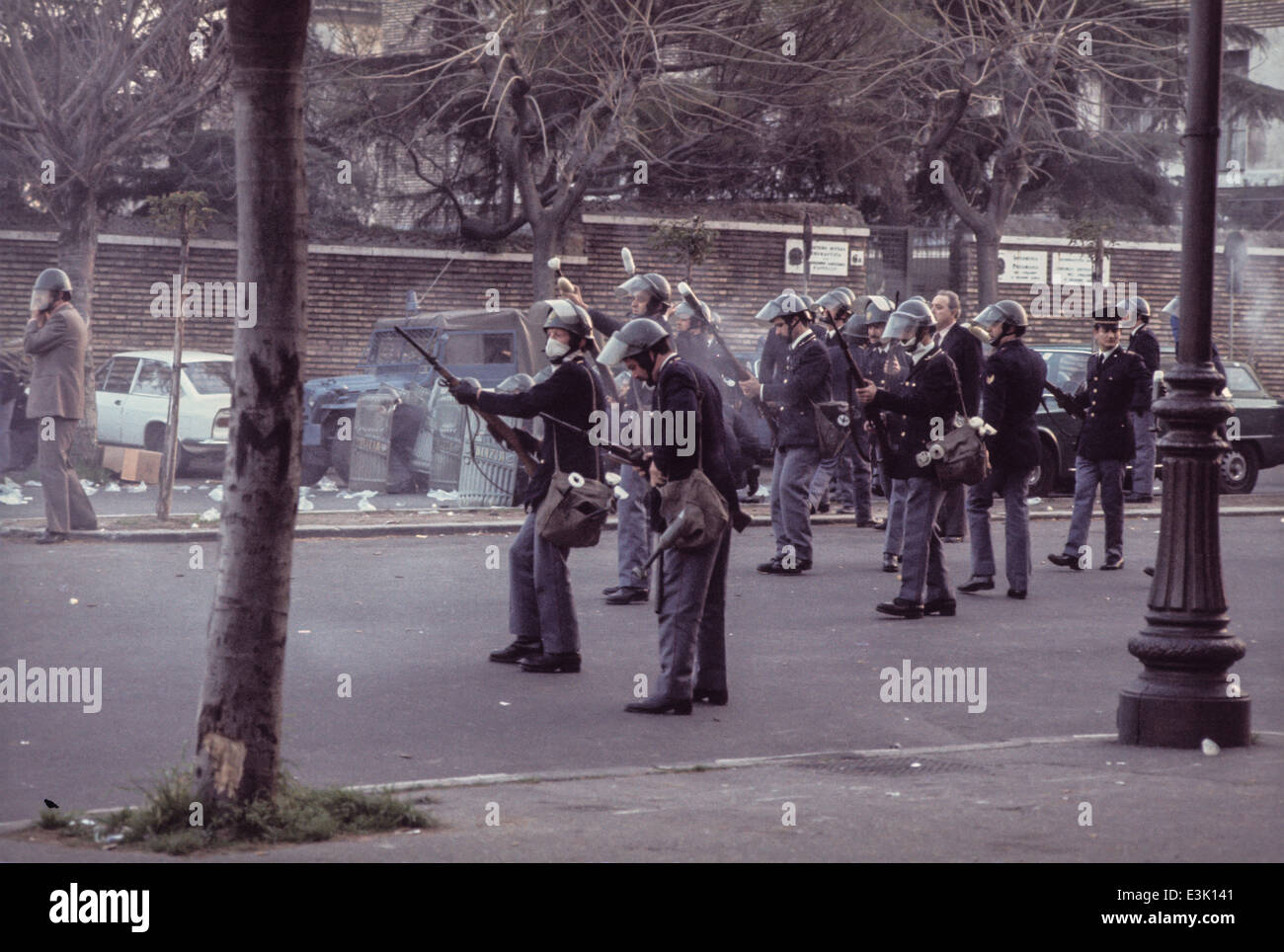 Polizeikräfte während einer Demonstration, 70er Jahre Stockfoto