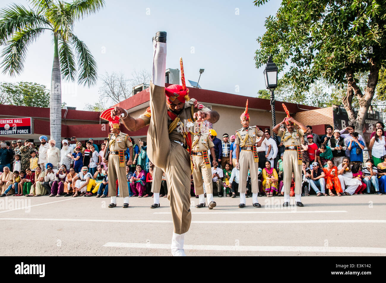 Die Wagah Border Abschlussfeier "Senkung der Fahnen", eine tägliche militärische Praxis an der indisch-pakistanischen Grenze in der Nähe von Amritsar Stockfoto